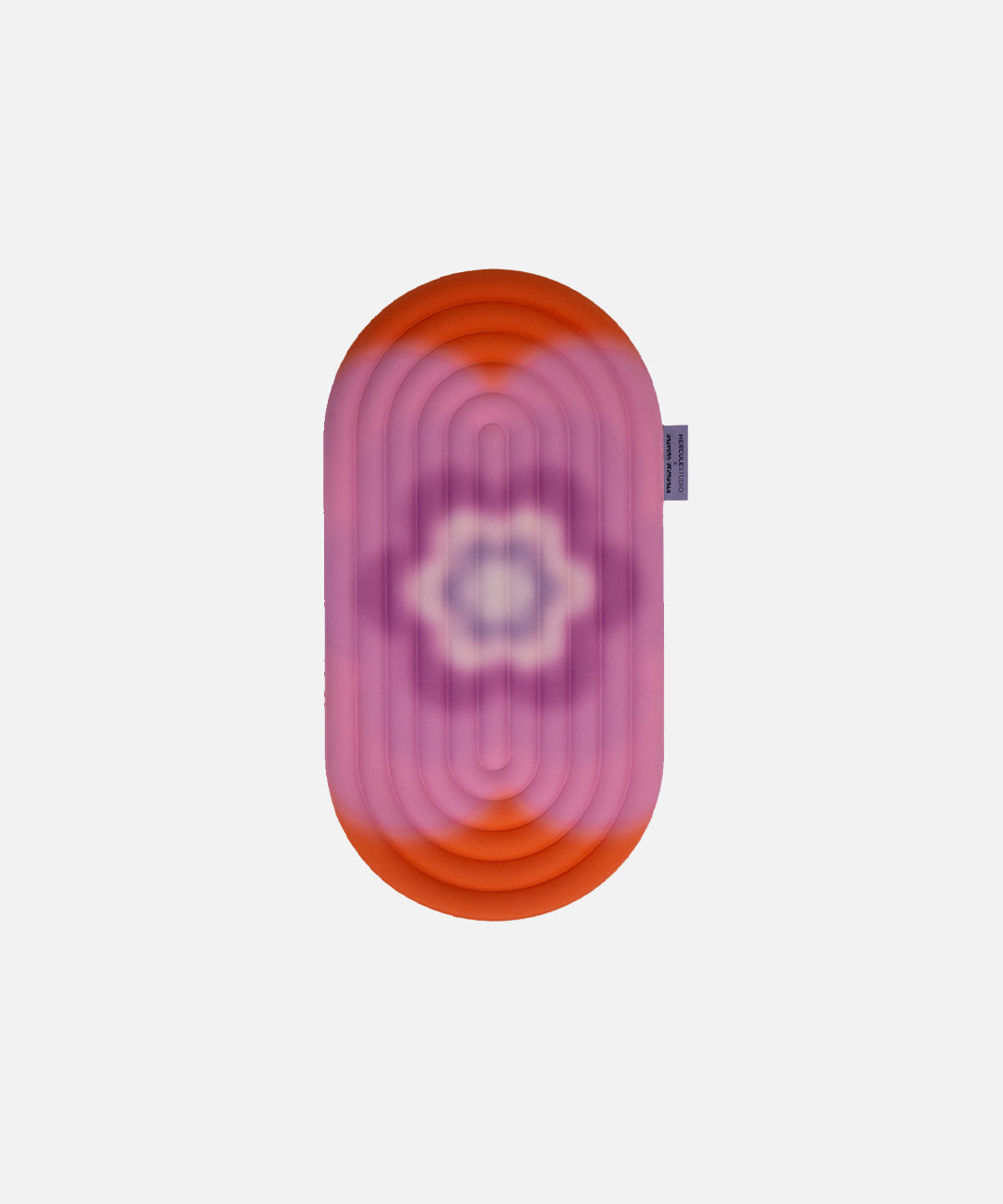 Mini tapis Galé Hercule Studio déplié – édition limitée Spring en collaboration avec Univers Uchronia – fond rose avec grande fleur – pad de confort 3‑en‑1 nomade, support ergonomique pour genoux, coudes, fessiers, compatible Reformer, design durable made in France