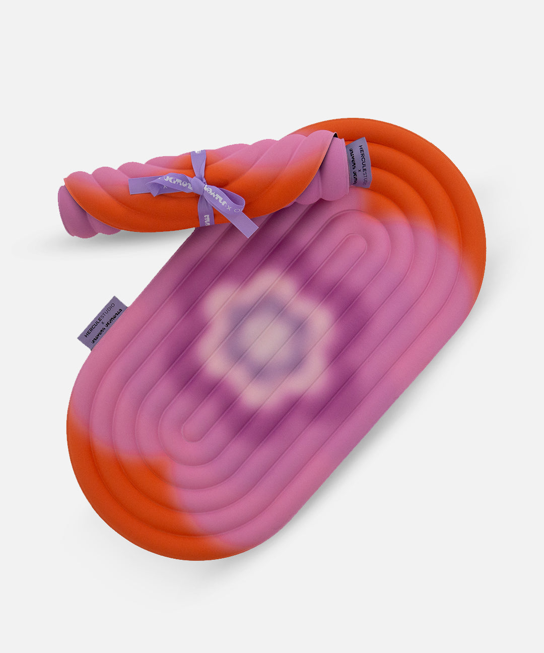 Mini tapis Galé Hercule Studio déplié – édition limitée Spring en collaboration avec Univers Uchronia – fond rose avec grande fleur – pad de confort 3‑en‑1 nomade, support ergonomique pour genoux, coudes, fessiers, compatible Reformer, design durable made in France