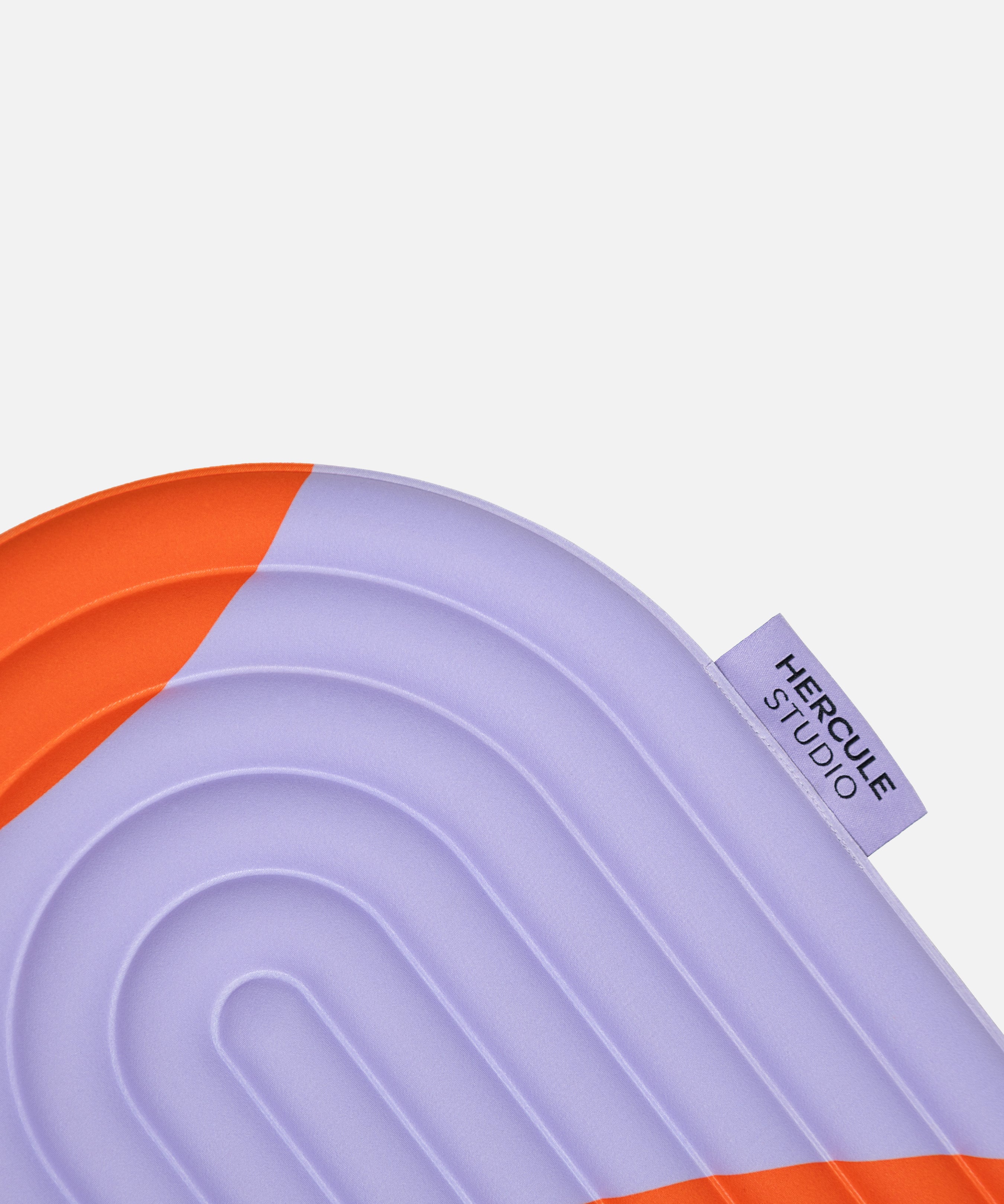 Étiquette violette du pad Galé Hercule Studio – mini tapis 3‑en‑1 imprimé rouge et violet (Axel), support ergonomique zones sensibles, design innovant et durable