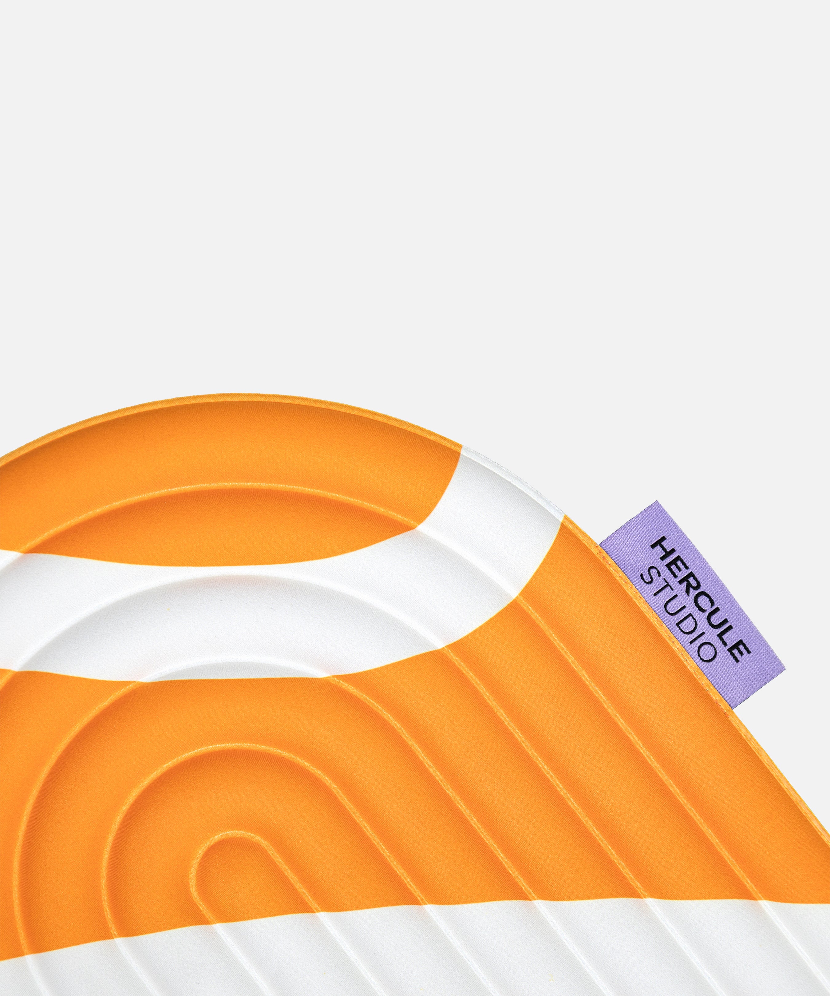 Zoom sur l’étiquette violette du mini tapis Galé Hercule Studio – pad 3‑en‑1 imprimé orange et écru (Bari Orange Pop), ergonomique pour genoux, coudes, fessiers, design français durable