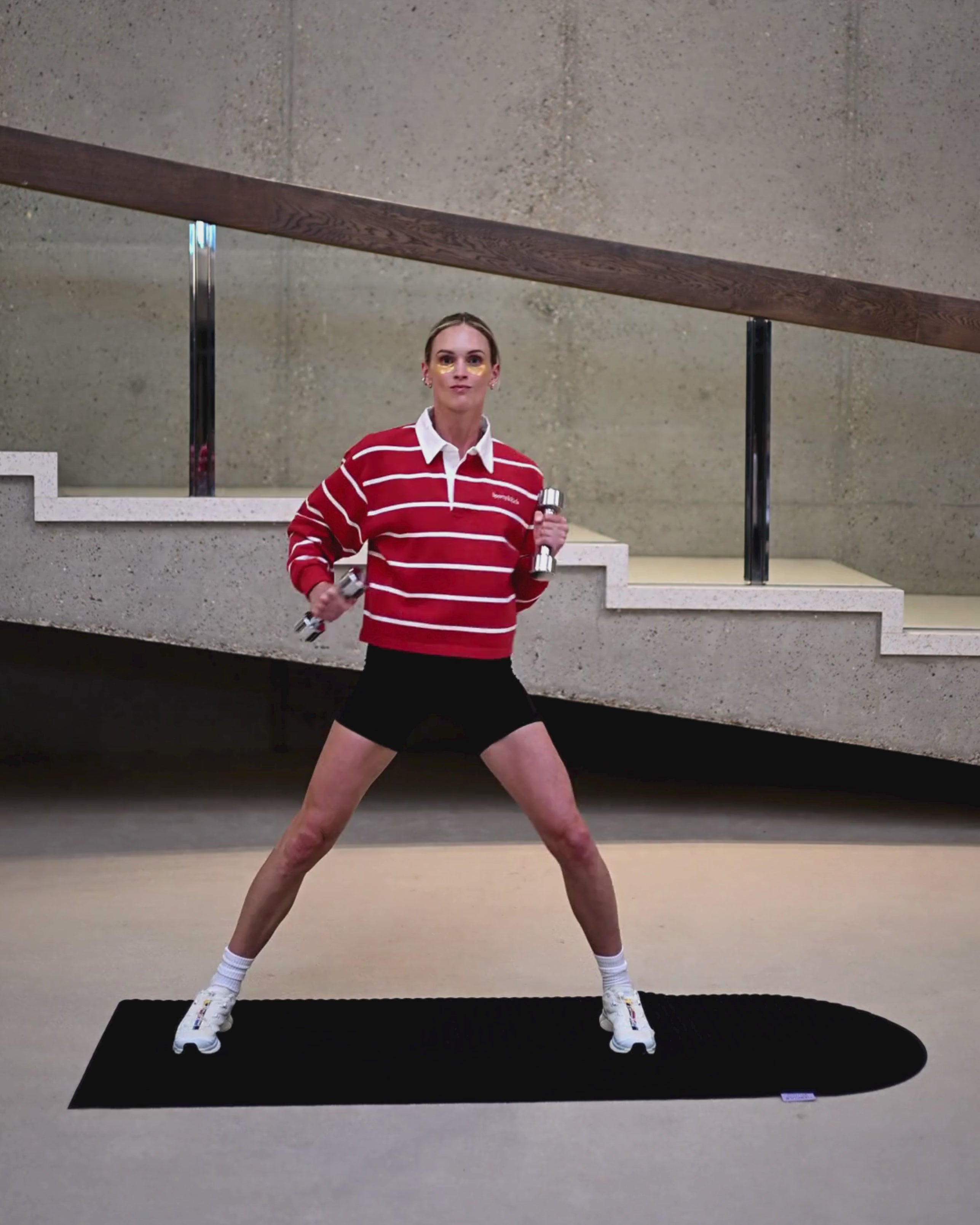 Lifestyle sport avec tapis de fitness Hercule Studio Archy outrenoir, couleur noire intemporelle pour entraînement intensif