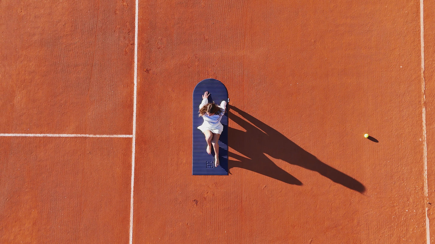 Nouveau tapis de sport de la marque Hercule Studio de couleur Navy bleu nuit profond sur terrain de tennis