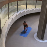 Session fitness avec tapis de sol Hercule Studio Archy bleu jean, tapis de sport lavable en machine pour yoga et étirements