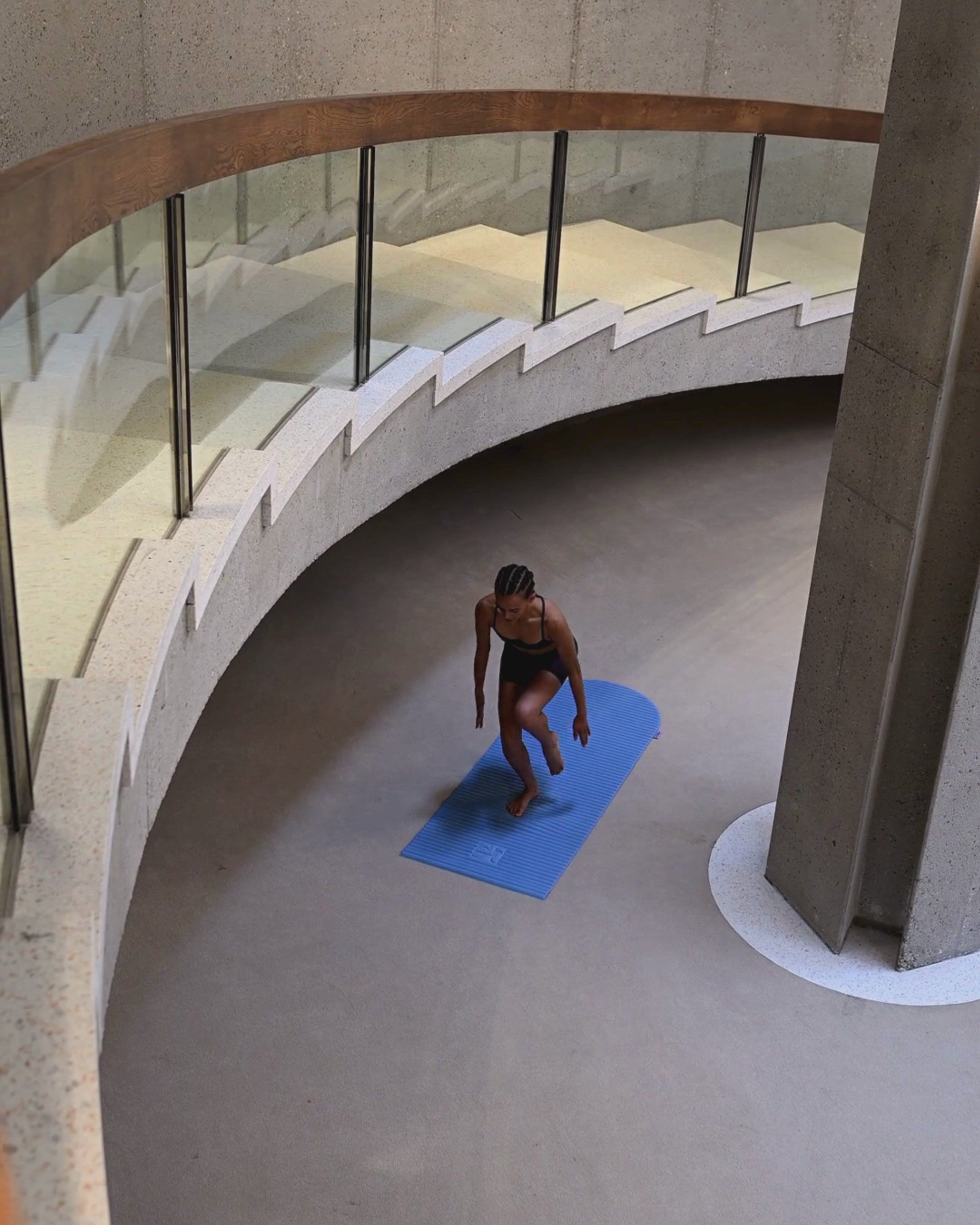 Session fitness avec tapis de sol Hercule Studio Archy bleu jean, tapis de sport lavable en machine pour yoga et étirements