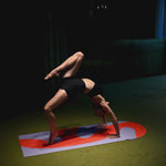 Cours de gym avec tapis de sol Hercule Studio Archy Axel rouge et violet, tapis premium pour yoga et exercices au sol