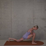 Tapis de sol Hercule Studio Archy terre cuite en situation lifestyle avec mannequin, couleur terracotta chaleureuse pour séance de pilates, design français premium