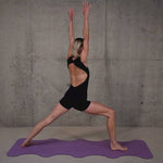 Pratique de yoga lifestyle avec tapis Mar Hercule Studio lavande, mat premium antidérapant pour vinyasa et yin yoga, couleur apaisante made in France