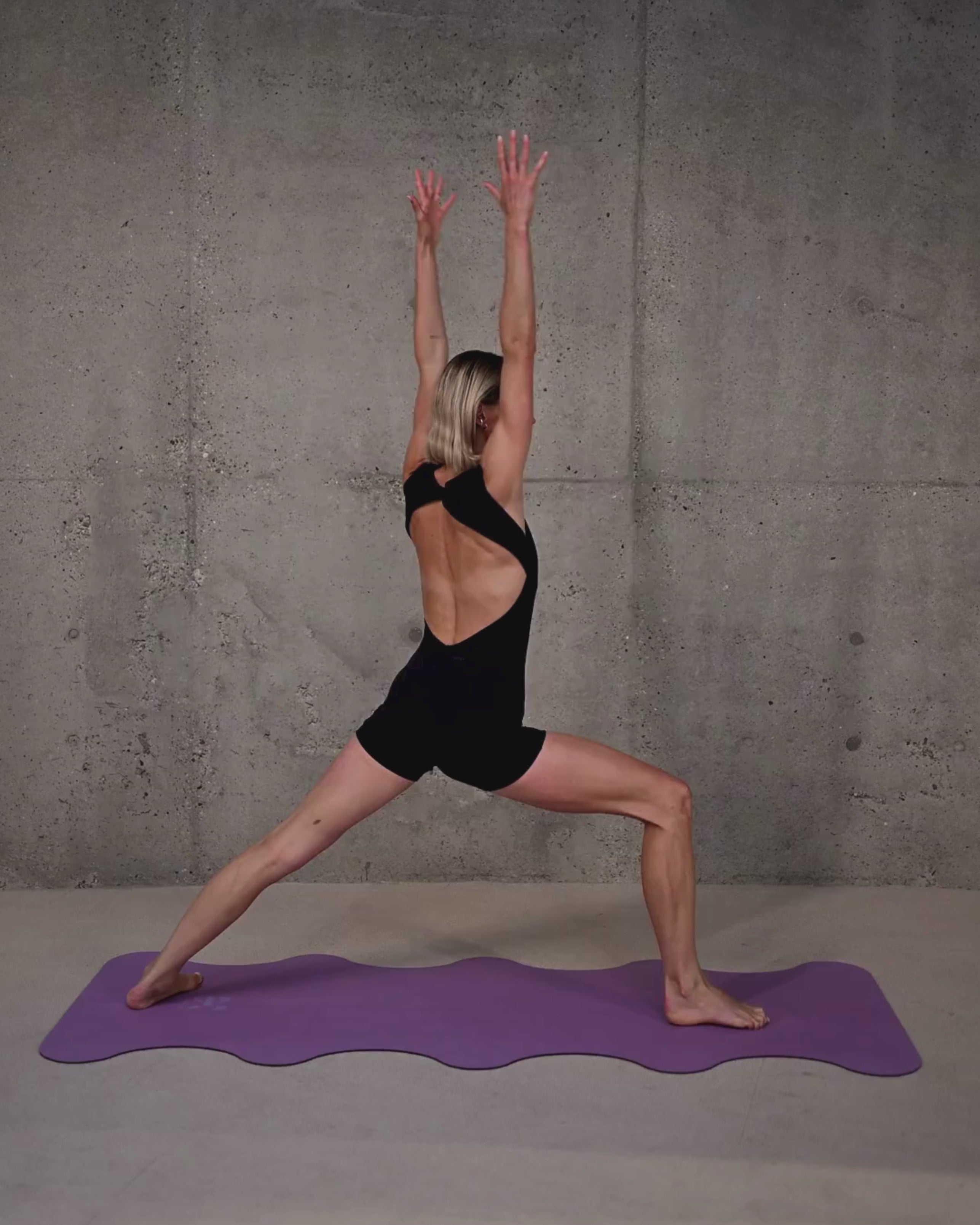 Pratique de yoga lifestyle avec tapis Mar Hercule Studio lavande, mat premium antidérapant pour vinyasa et yin yoga, couleur apaisante made in France