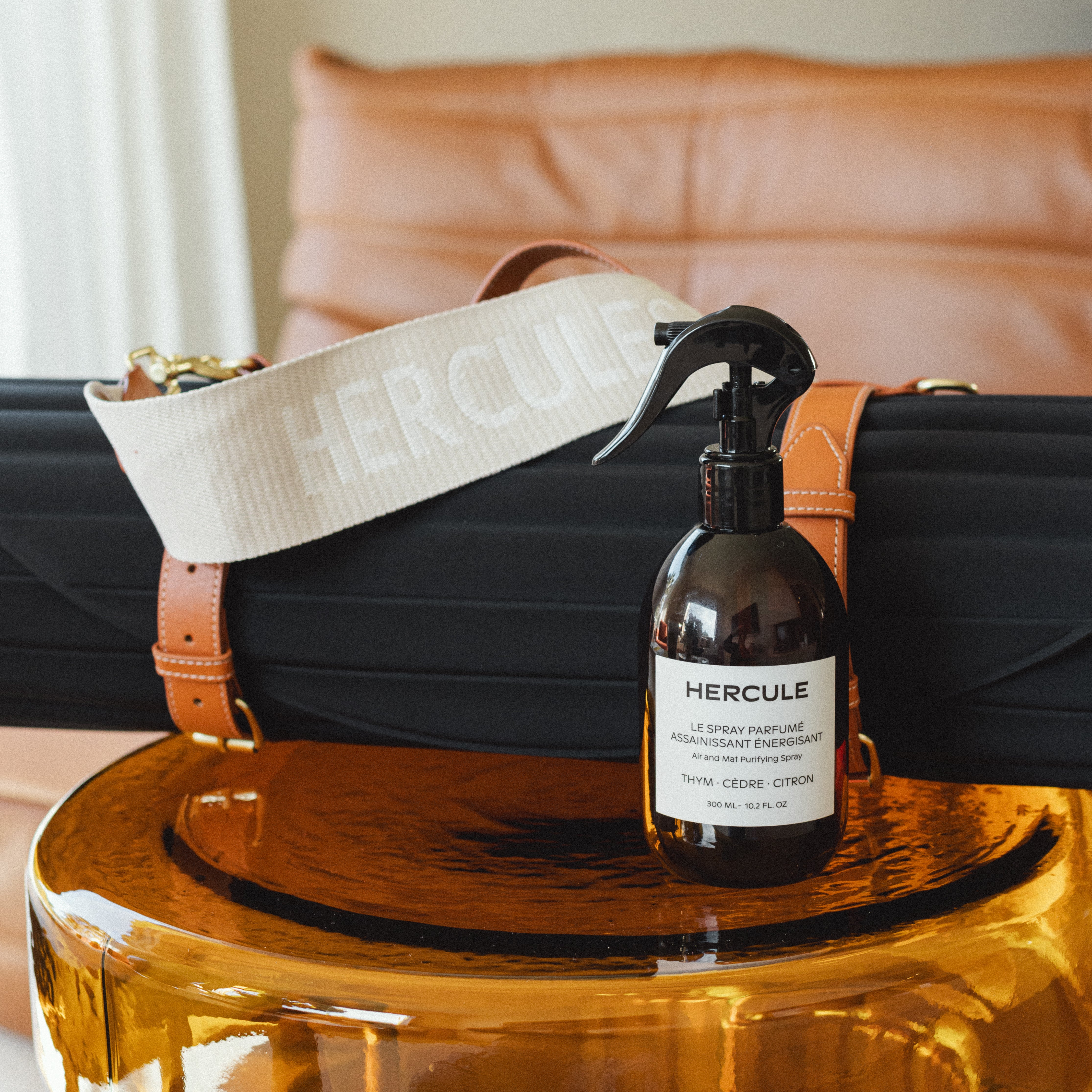 Sangle de transport avec tapis de sport Archy couleur Outrenoir et spray parfumé de la marque Hercule Studio photo lifestyle