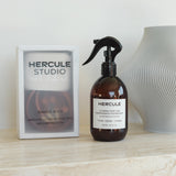 Sangle de transport dans sa boite de rangement et spray parfumé de la marque Hercule Studio photo lifestyle