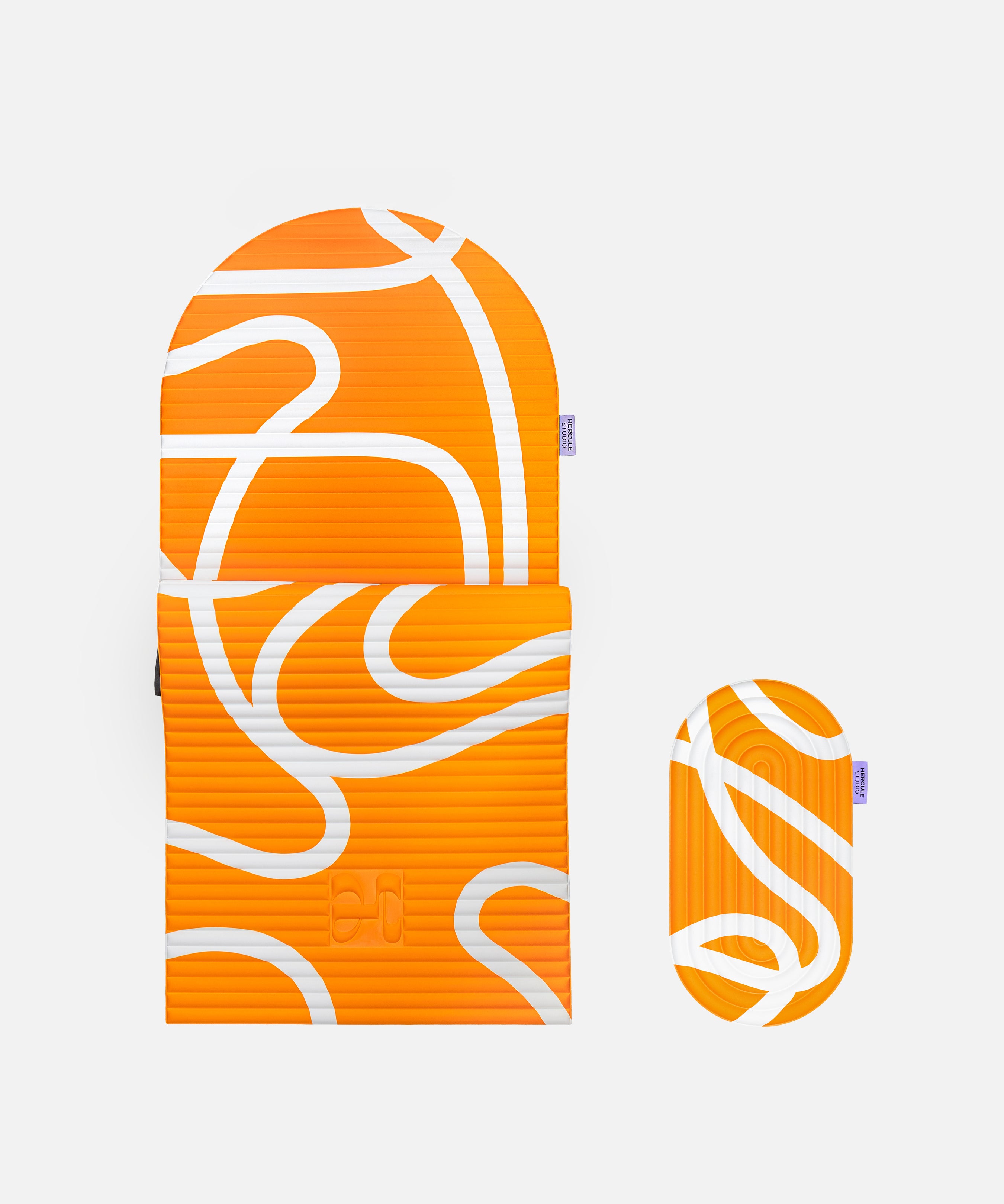 Set confort Hercule Studio imprimé Bari orange pop réunissant tapis Archy graphique et pad de confort Galé 3-en-1, duo design pour améliorer le confort en Pilates et fitness, fabrication française durable, visuel packshot