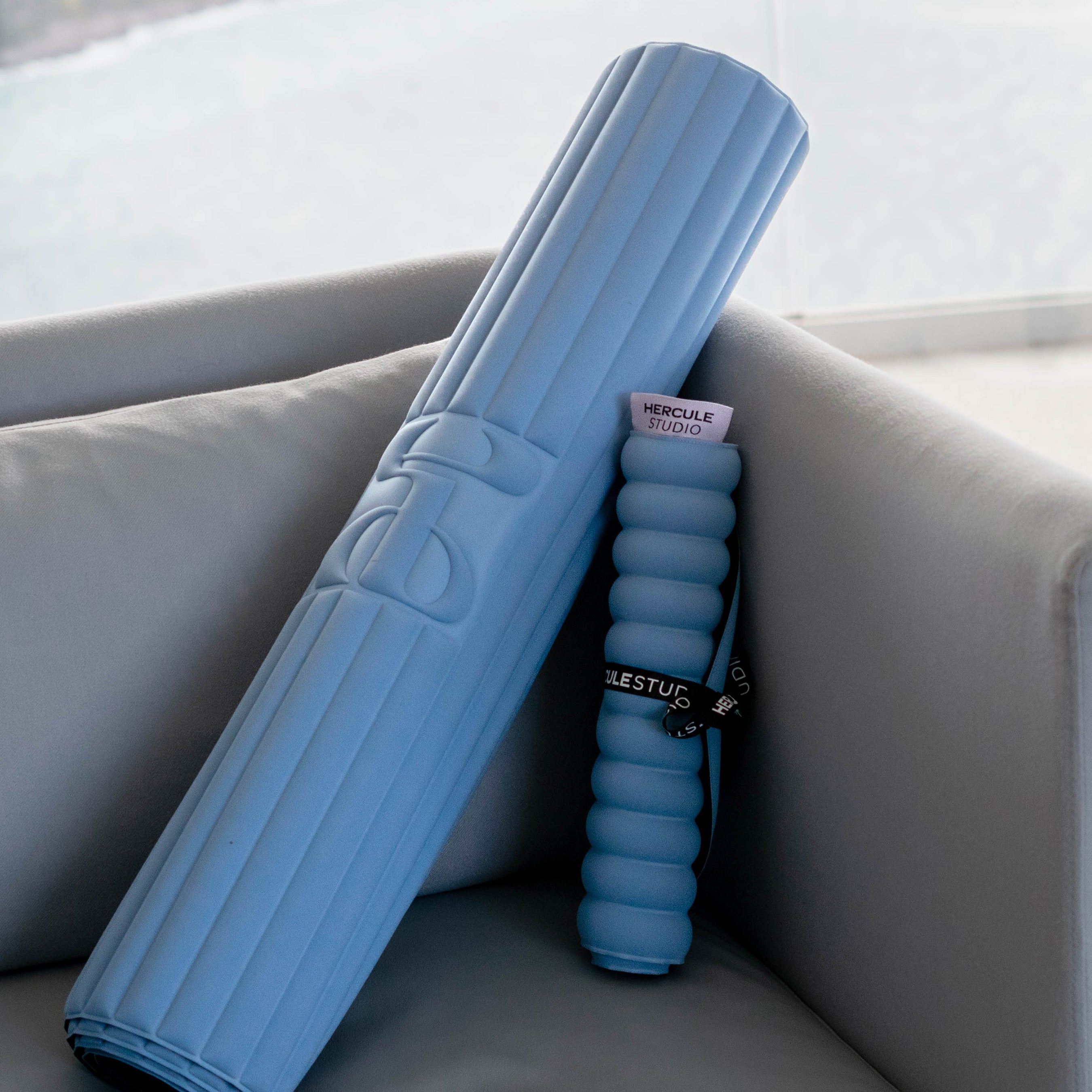 Set Confort avec Tapis de sport Archy de la marque Hercule Studio couleur Blue-jean et mini tapis de sport Galé couleur Blue-jean photo lifestyle