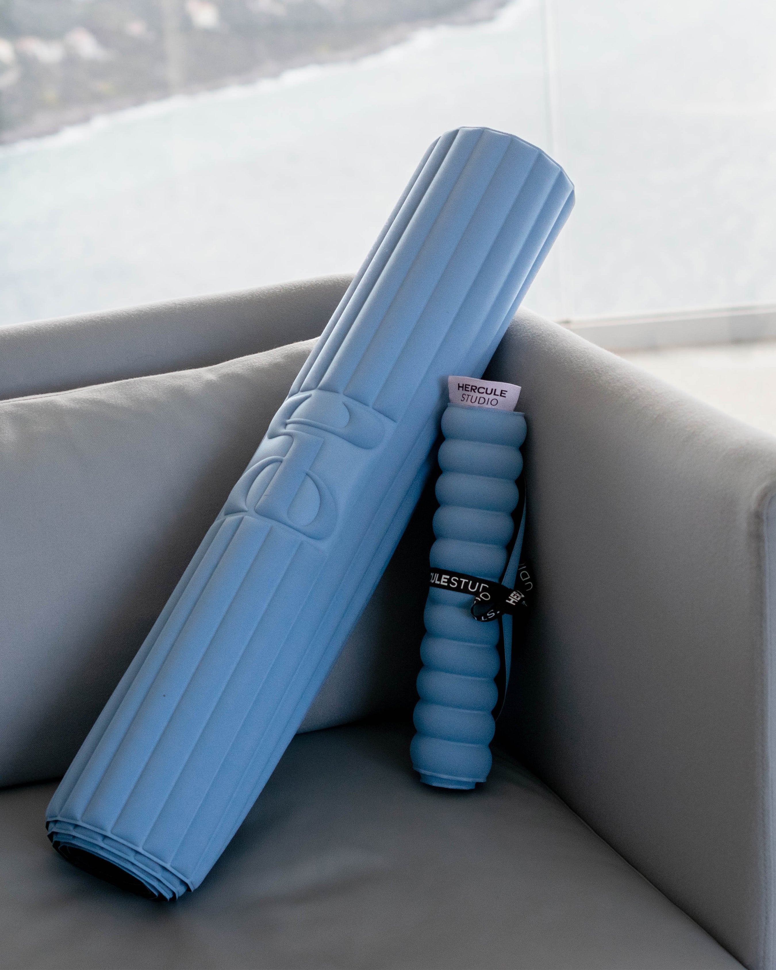 Set Confort avec Tapis de sport Archy de la marque Hercule Studio couleur Blue-jean et mini tapis de sport Galé couleur Blue-jean photo lifestyle