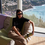 Set Confort avec Tapis de sport Archy de la marque Hercule Studio couleur Pistache et mini tapis de sport Galé couleur Pistache photo lifestyle avec mannequin