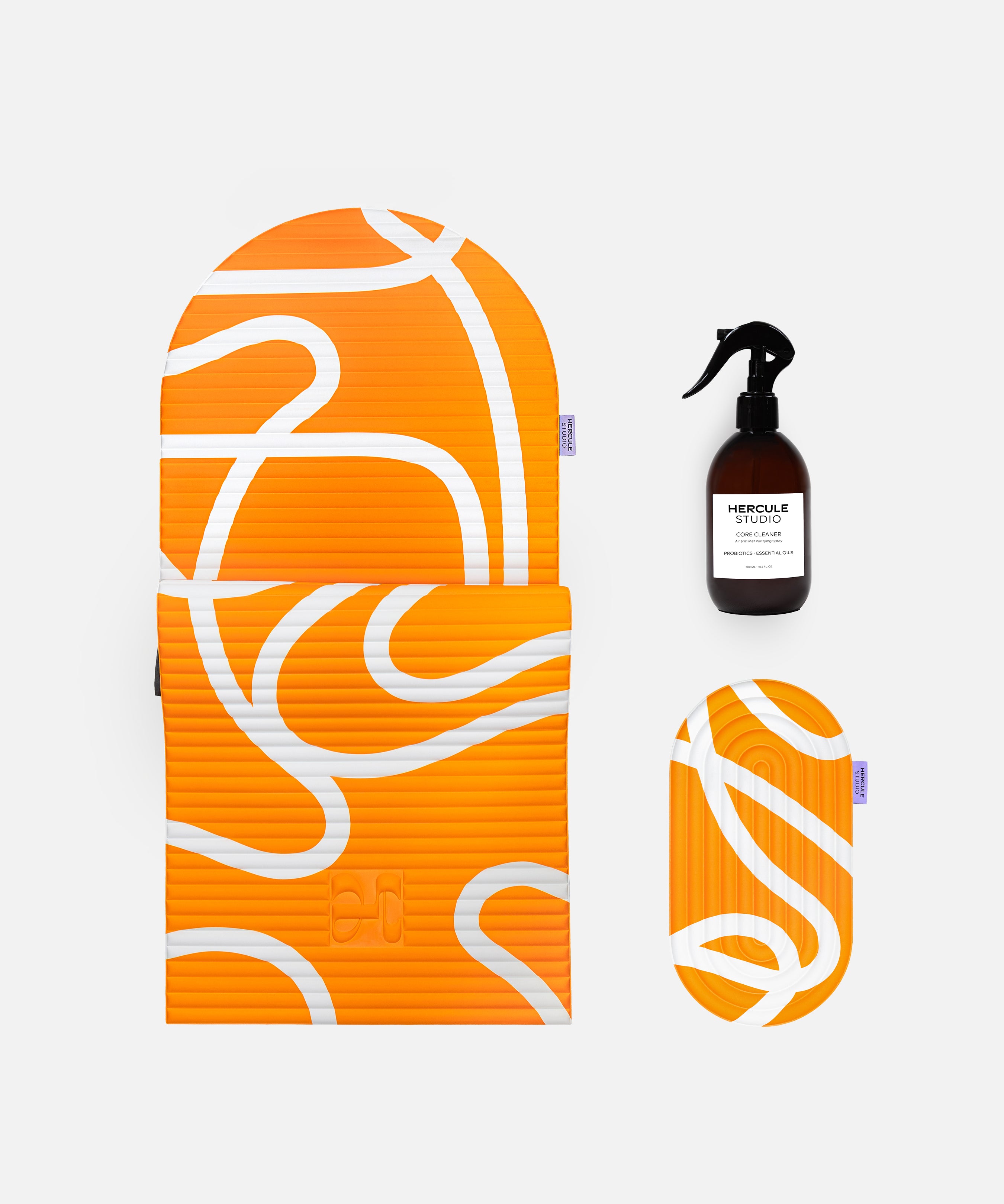 Bundle essentiel Hercule Studio imprimé Bari orange pop avec tapis Archy graphique, pad de confort Galé 3-en-1 et spray assainissant pour tapis de sport, set Pilates design et responsable fabriqué en France, packshot produits