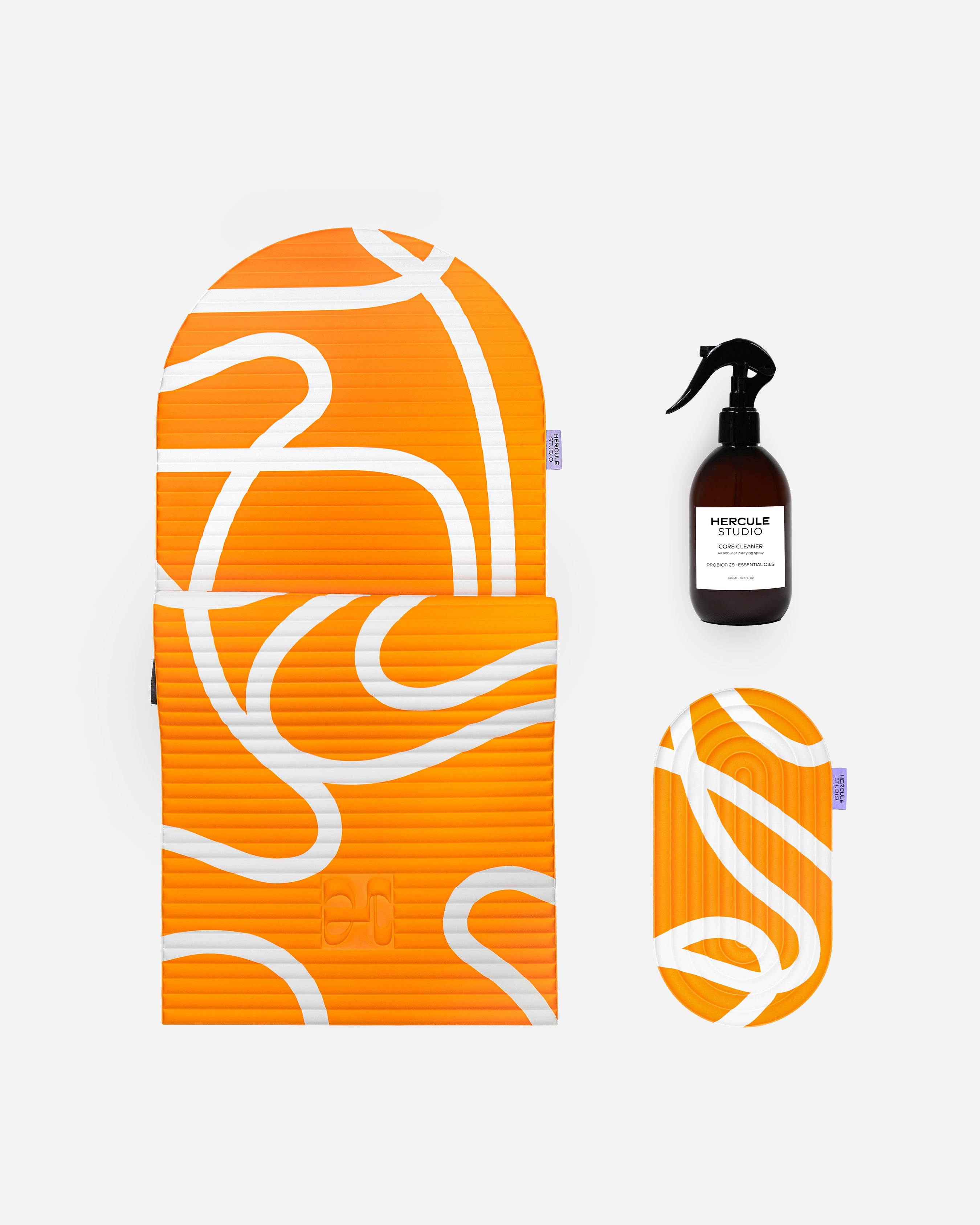 Bundle essentiel Hercule Studio imprimé Bari orange pop avec tapis Archy graphique, pad de confort Galé 3-en-1 et spray assainissant pour tapis de sport, set Pilates design et responsable fabriqué en France, packshot produits