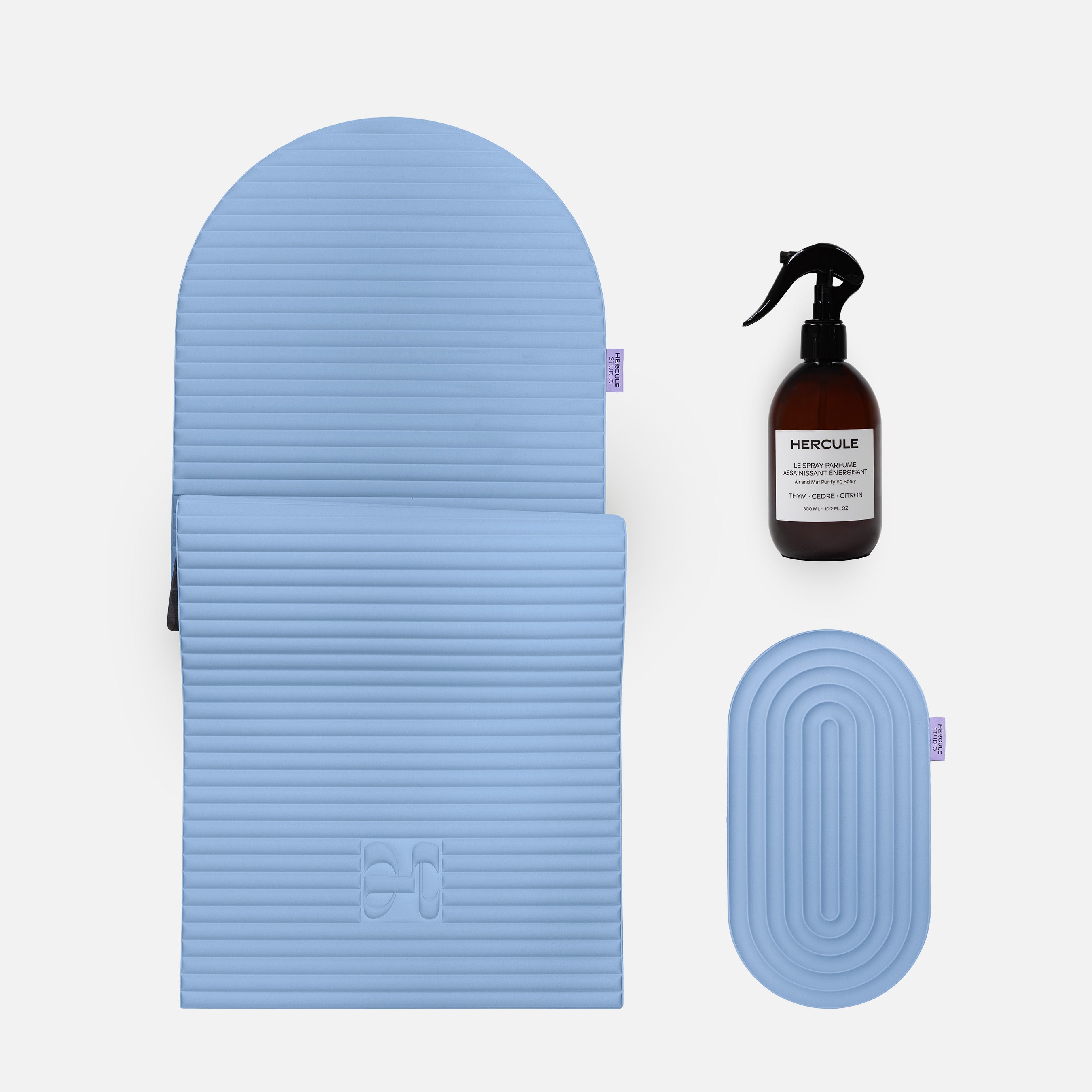 Set Essentiel avec Tapis de sport Archy de la marque Hercule Studio couleur Blue-jean et mini tapis de sport Galé couleur Blue-jean et spray parfumé assainissant énergisant photo packshot fond blanc