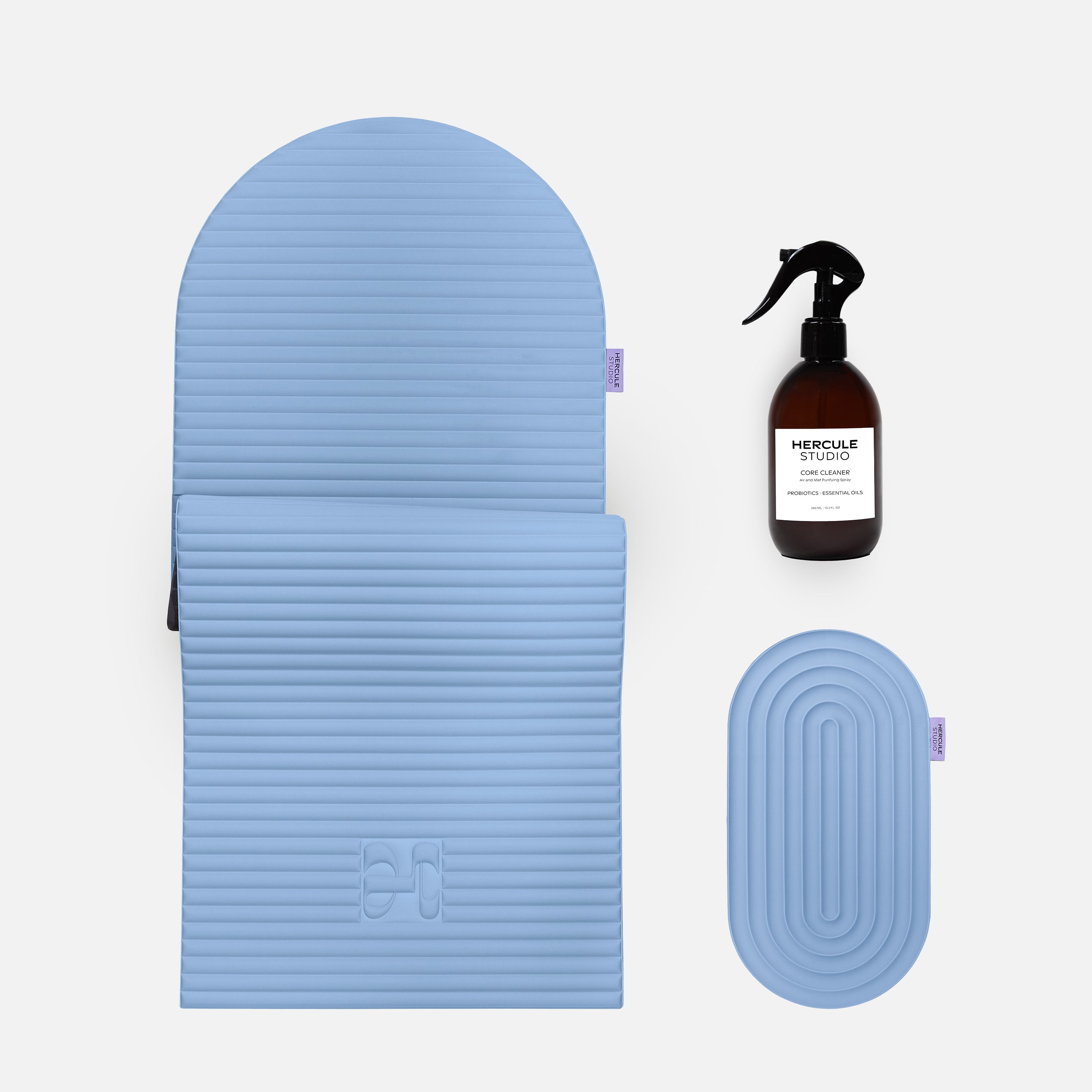 Ensemble essentiel Hercule Studio bleu jean avec tapis de sol Archy design, pad Galé 3-en-1 pour zones sensibles et spray nettoyant pour tapis de sport, bundle Pilates et fitness durable Made in France, image packshot