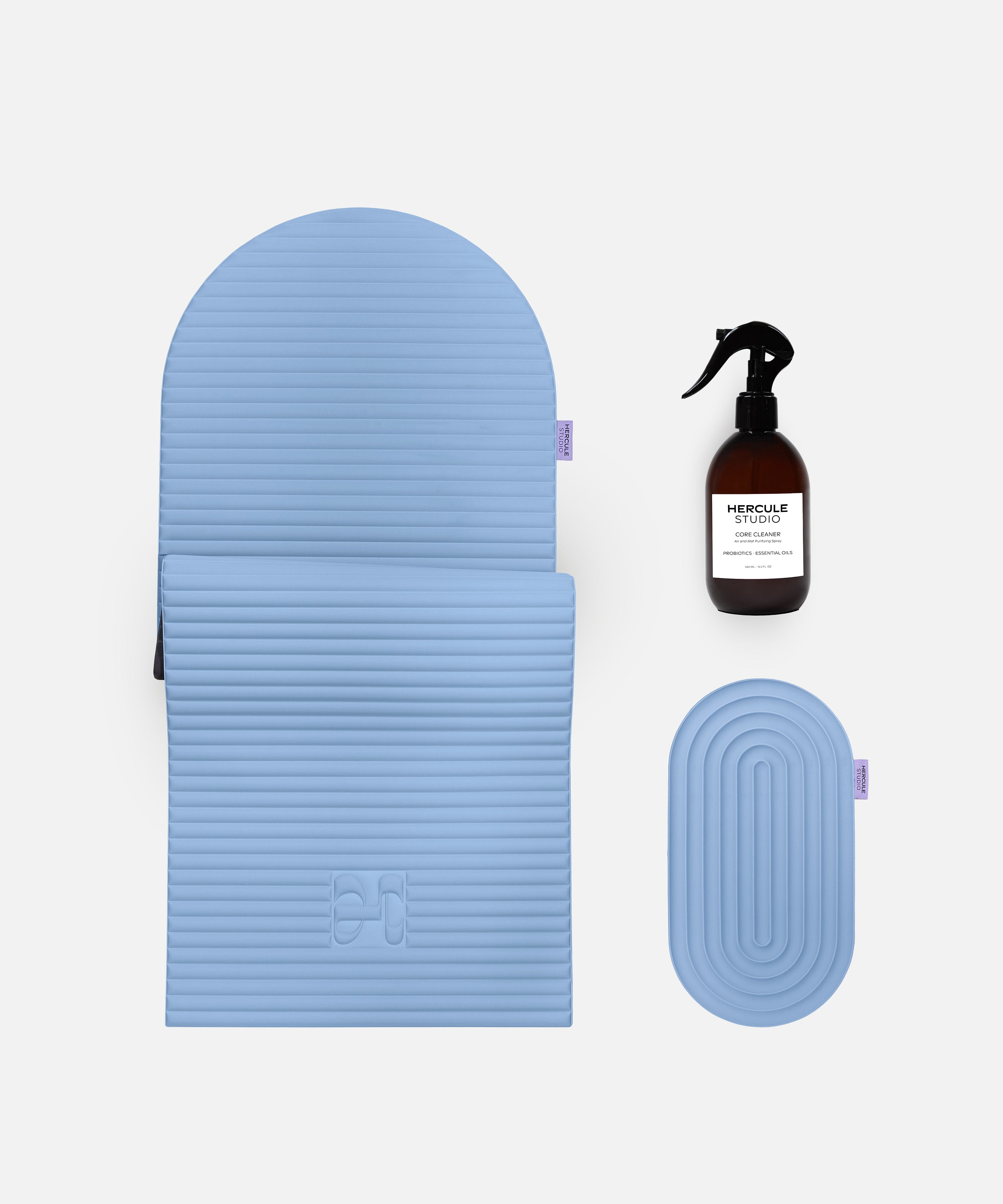 Ensemble essentiel Hercule Studio bleu jean avec tapis de sol Archy design, pad Galé 3-en-1 pour zones sensibles et spray nettoyant pour tapis de sport, bundle Pilates et fitness durable Made in France, image packshot