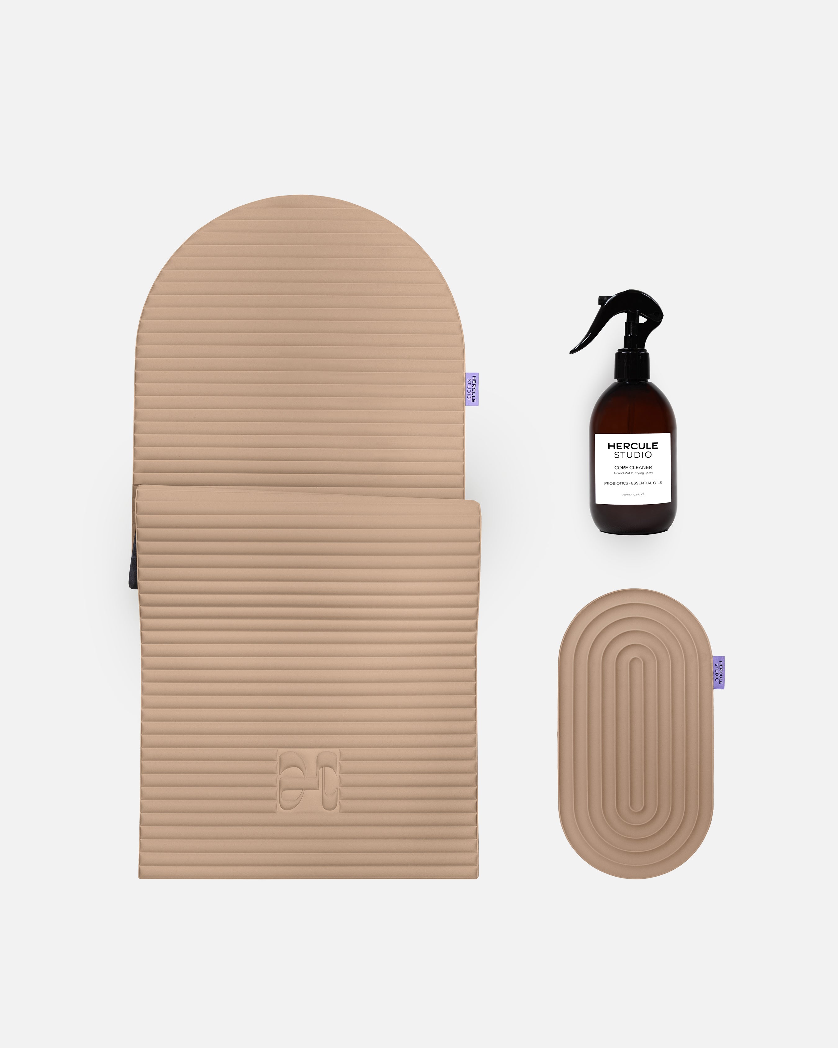 Hercule Studio Dune beige essential wellness bundle including the ergonomic Archy mat, the Galé comfort mini mat and the sport mat sanitizing spray, eco-designed Made in France Pilates and fitness pack, packshot visual