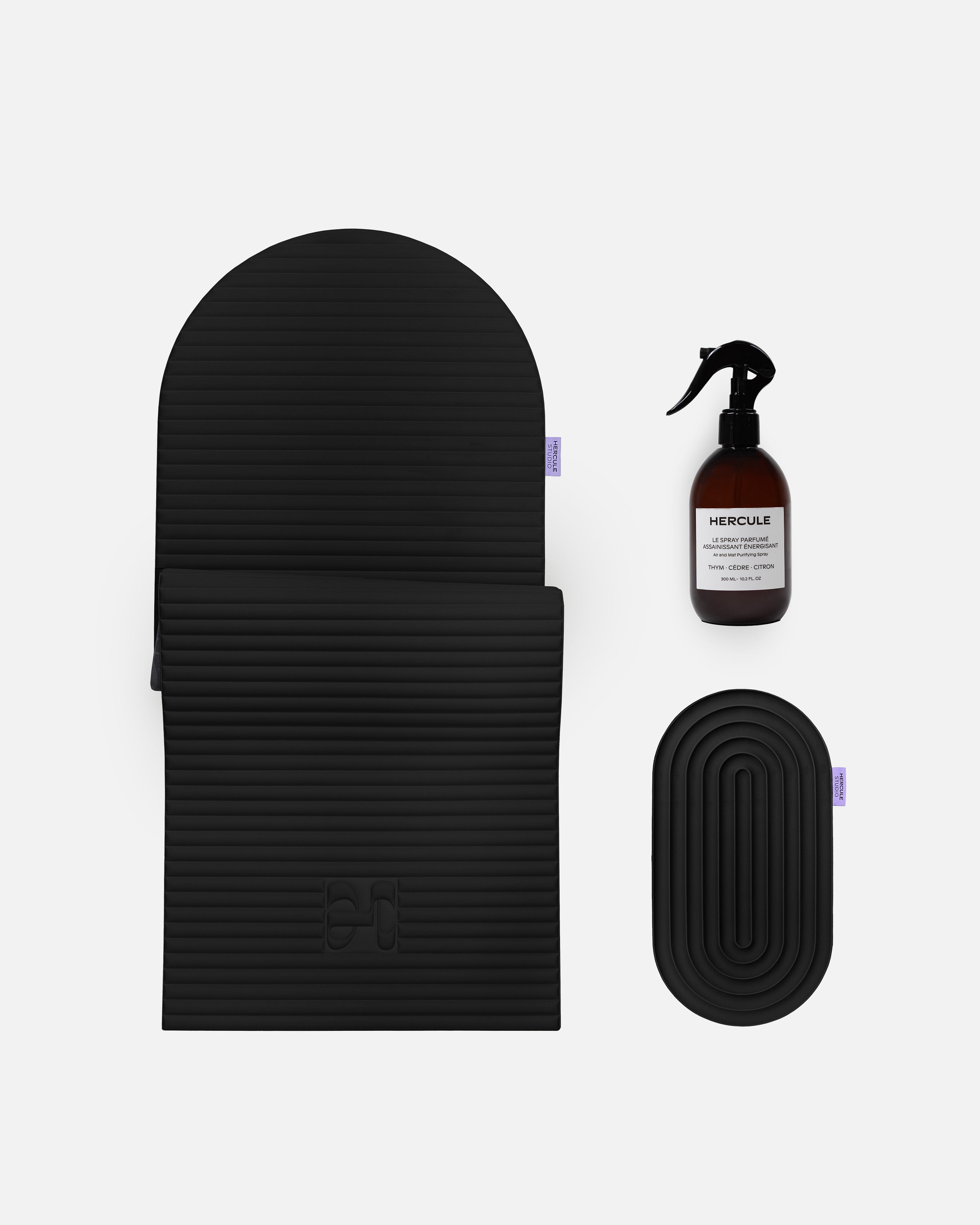 Set essentiel avec tapis de sport Archy, mini tapis de sport Galé couleur Outrenoir et spray parfumé de la marque Hercule Studio photo packshot