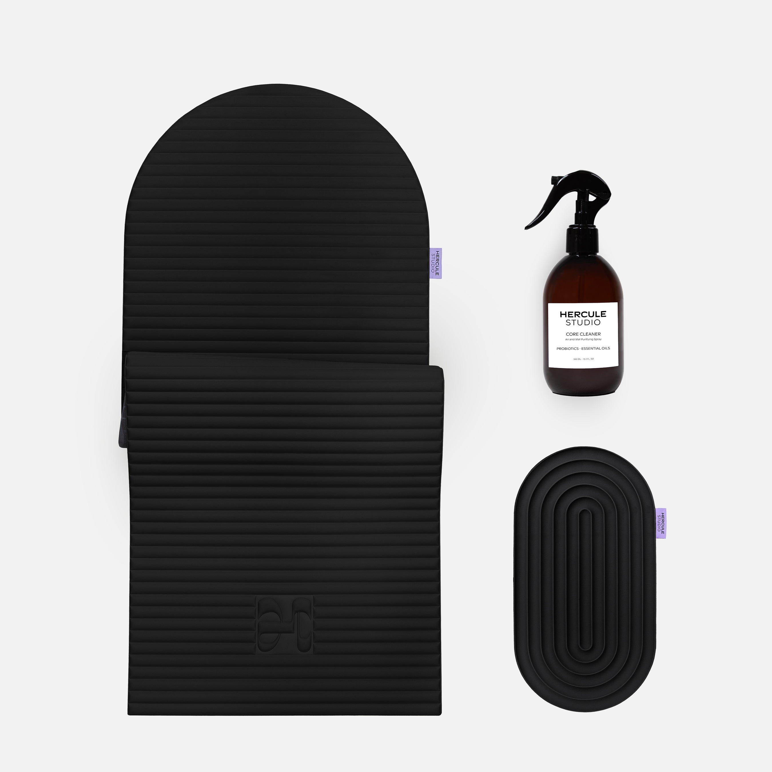 Set sport essentiel Hercule Studio noir outrenoir réunissant tapis Archy premium, pad de confort Galé ergonomique et spray assainissant pour tapis de yoga et fitness, solution complète Pilates Reformer Made in France, vue packshot