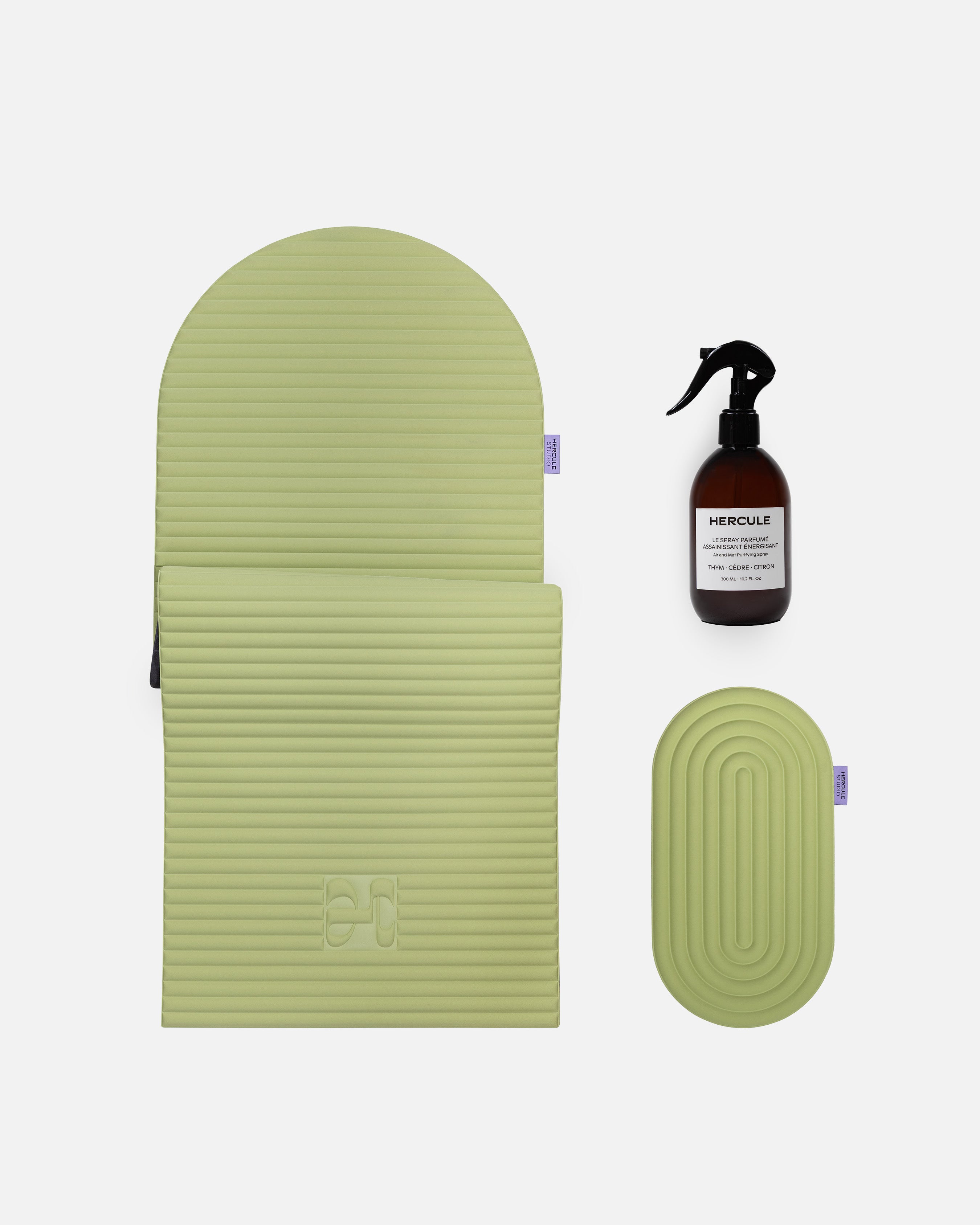 Set Essentiel avec Tapis de sport Archy de la marque Hercule Studio couleur Pistache et mini tapis de sport Galé couleur Pistache et spray parfumé assainissant énergisant photo packshot fond blanc