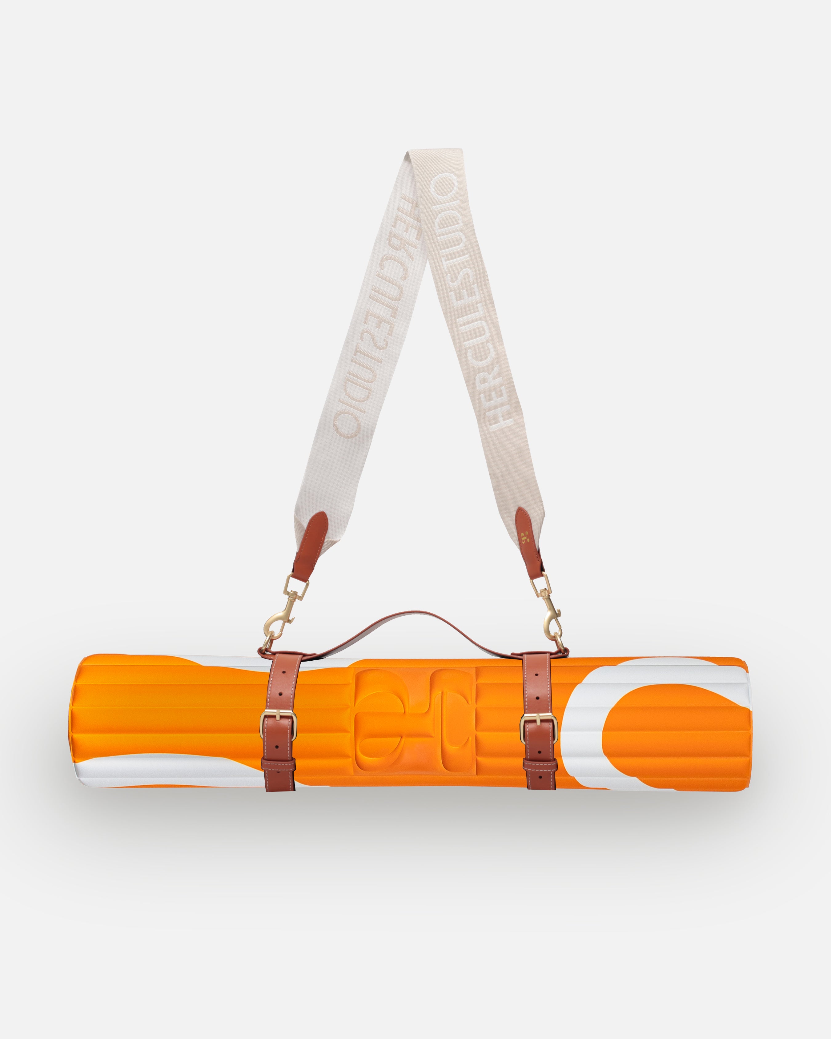 Set Confort avec Tapis de sport Archy de la marque Hercule Studio couleur Bari orange pop et sangle de transport pour tapis de sport modèle Soca couelur beige et camel photo packshot fond blanc