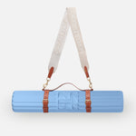 Tapis de sport couleur Blue-jean de la marque Hercule Studio avec sangle de transport Soca en cuir végétal packshot sur fond blanc