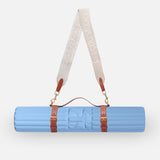 Tapis de sport couleur Blue-jean de la marque Hercule Studio avec sangle de transport Soca en cuir végétal packshot sur fond blanc