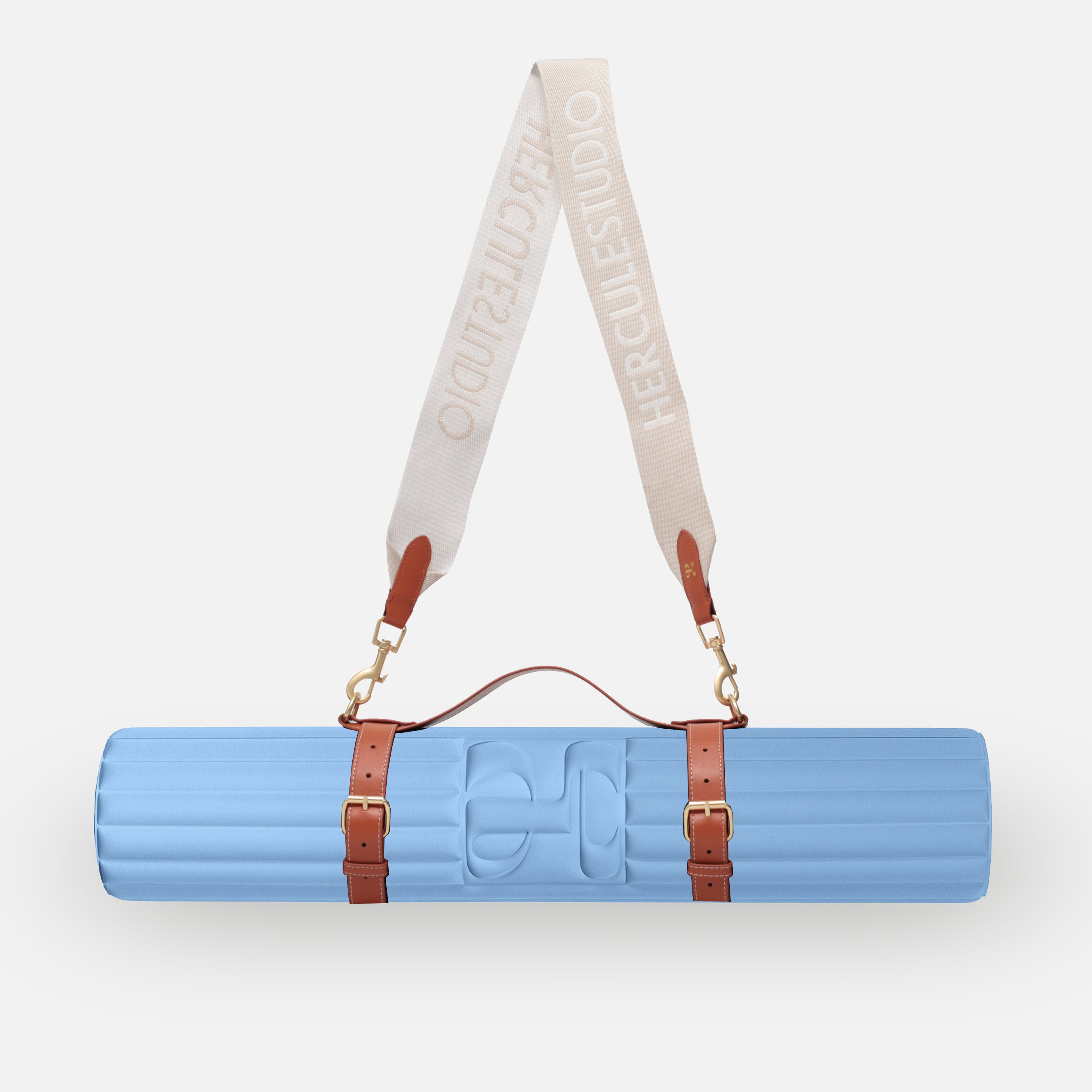 Tapis de sport couleur Blue-jean de la marque Hercule Studio avec sangle de transport Soca en cuir végétal packshot sur fond blanc