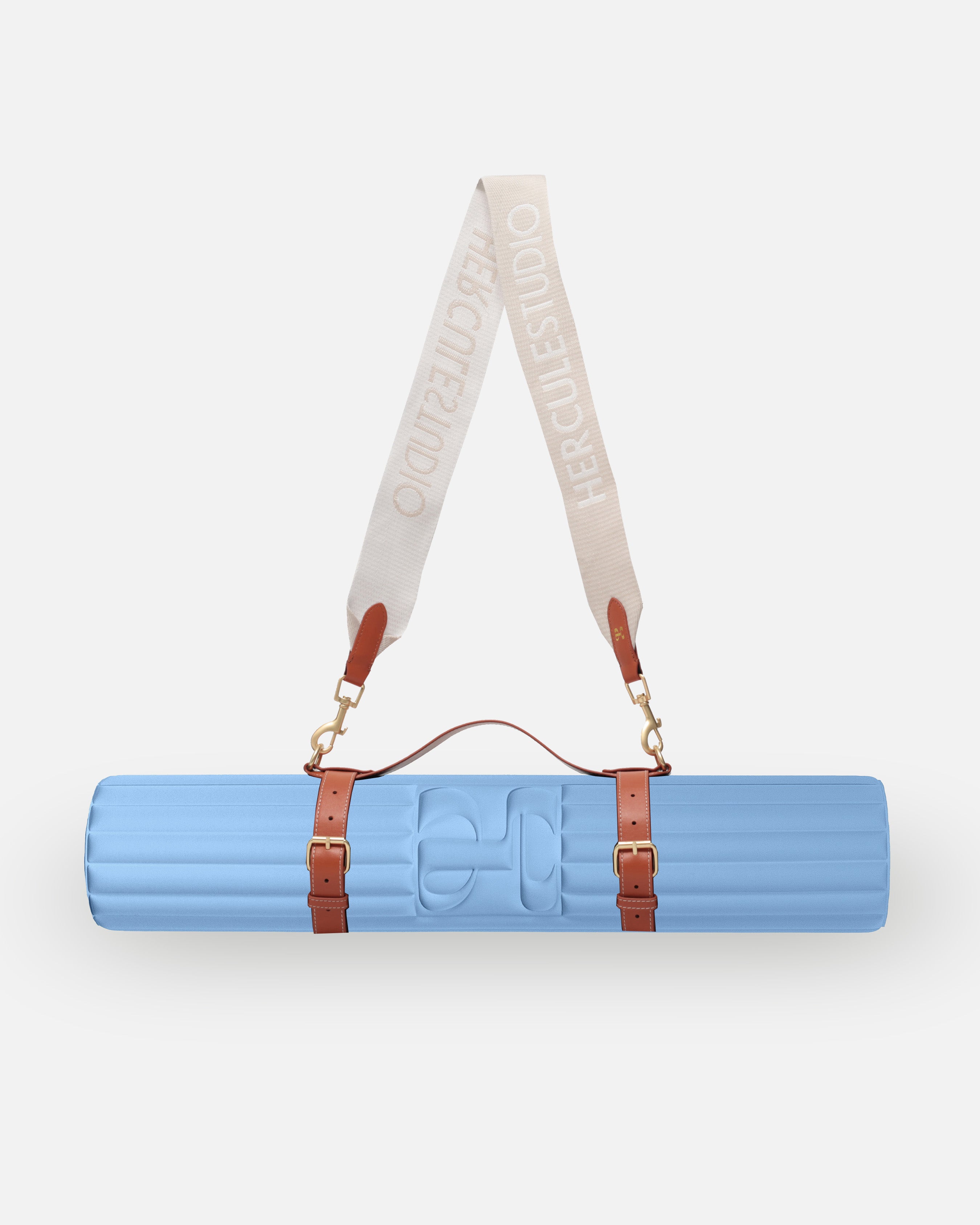 Tapis de sport couleur Blue-jean de la marque Hercule Studio avec sangle de transport Soca en cuir végétal packshot sur fond blanc