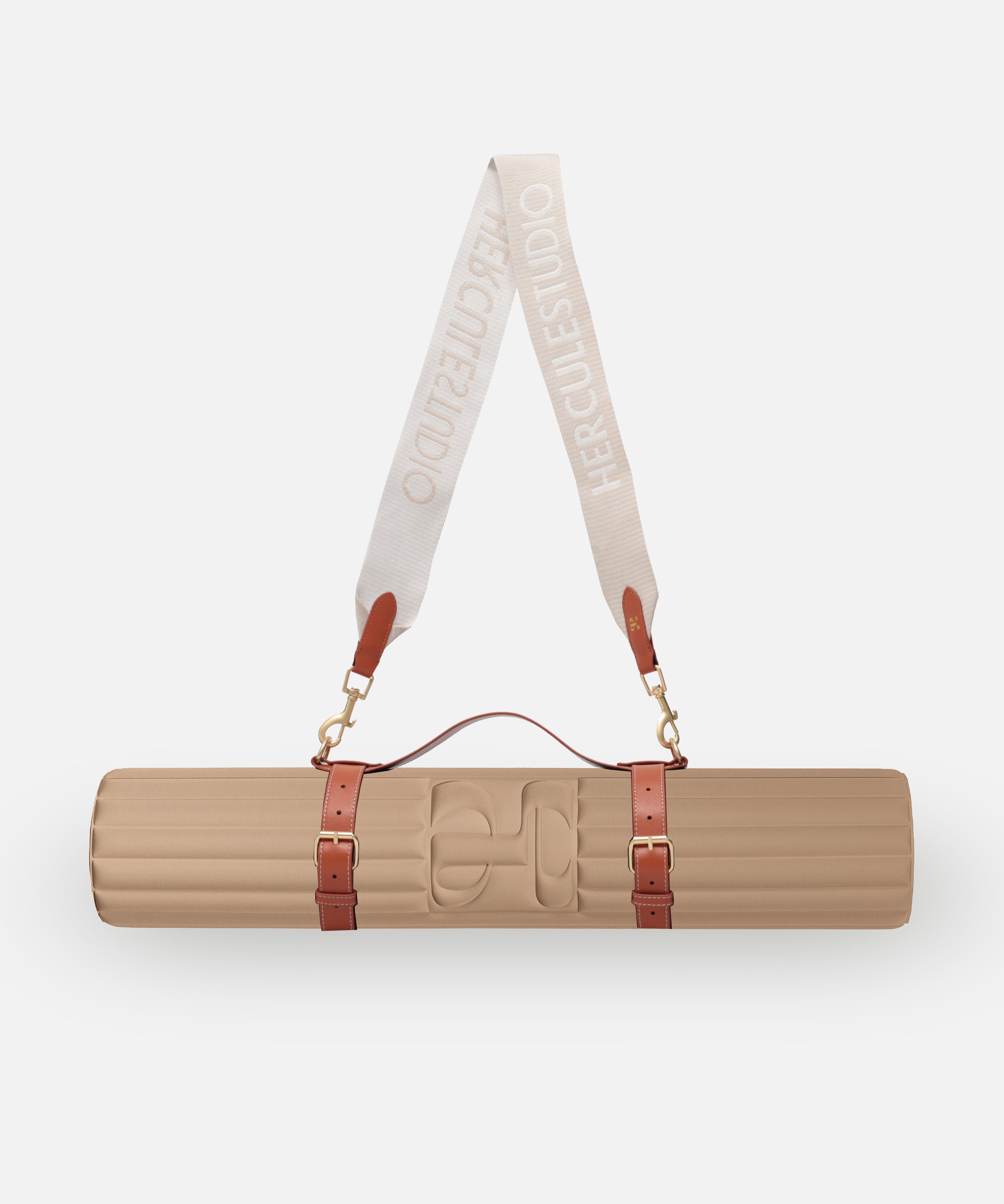 Bundle nomade Hercule Studio beige dune composé du tapis Archy ergonomique et d’une sangle de transport chic pour tapis de sport, idéal pour yoga, Pilates et mobilité, packshot produits Made in France