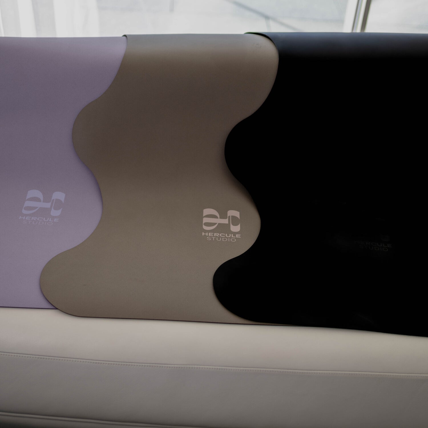 Tapis de yoga Mar wavy et ondulés de la marque Hercule Studo de la couleur noir, gris greige et violet lavande