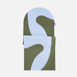 Tapis de sport en forme d'arche Hercule Studio, modèle Archy imprimé kaki et bleu (Axel), tapis de sol design durable Made in France pour fitness, pilates et étirements, vue semi dépliée