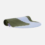 Tapis de sport design Hercule Studio Archy imprimé kaki et bleu (Axel), tapis de sol durable pour fitness et pilates, vue semi roulée