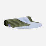 Tapis de sport design Hercule Studio Archy imprimé kaki et bleu (Axel), tapis de sol durable pour fitness et pilates, vue semi roulée