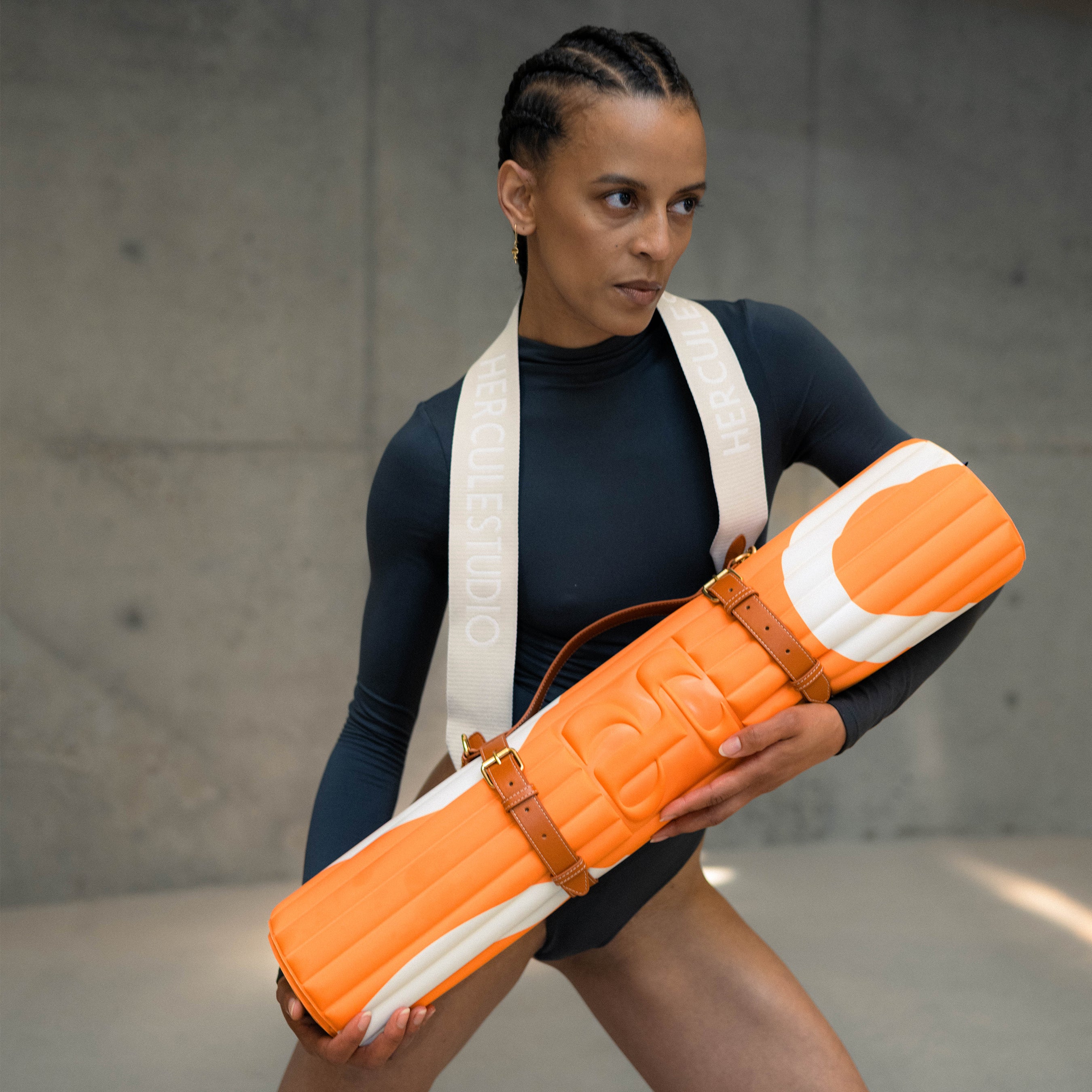 Tapis de sol pour le fitness le yoga et le pilates de la marque hercule studio modèle archy couleur imprimé bari orange pop photo avec un mannequin et sangle de transport soca