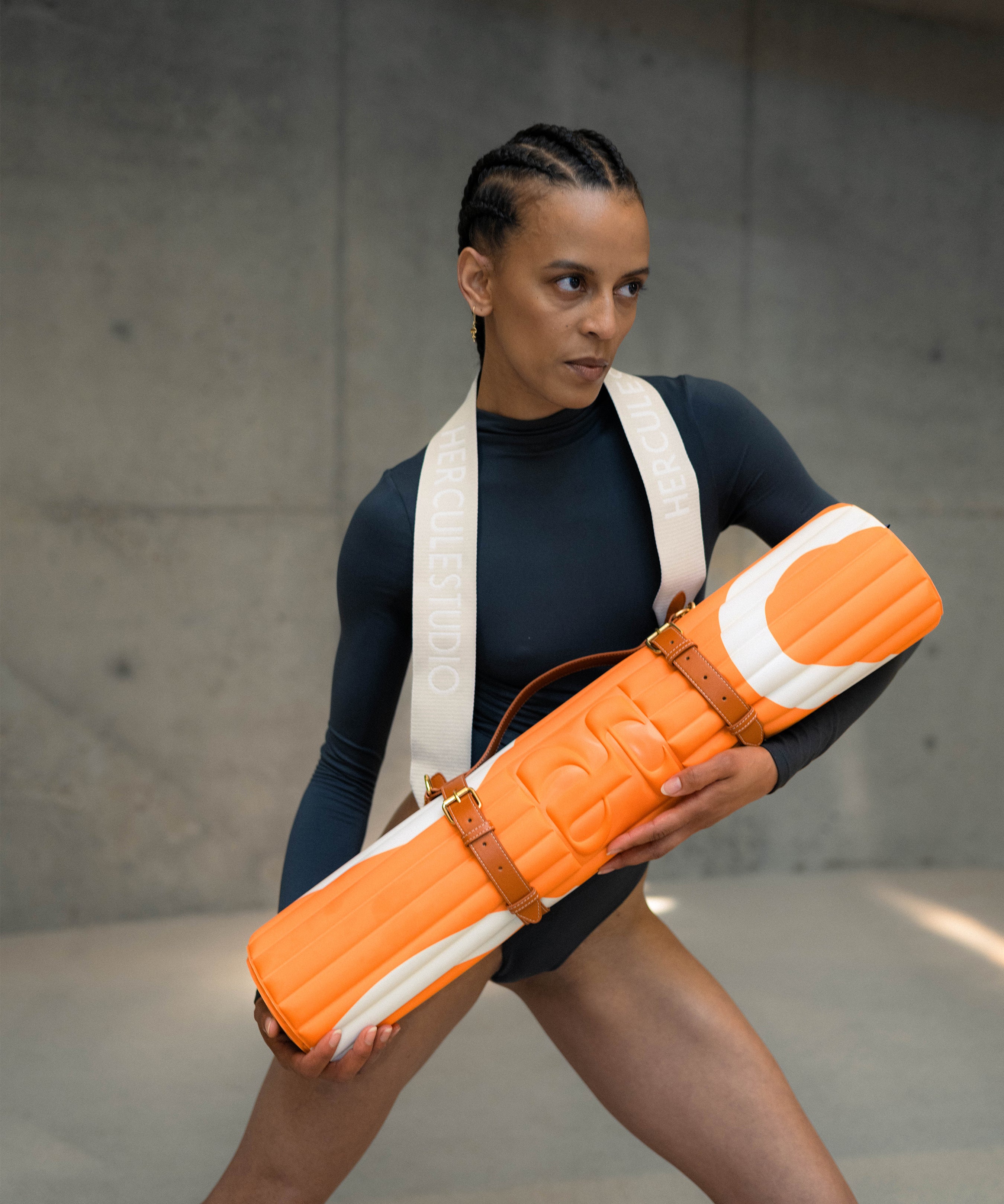 Tapis de sol Hercule Studio Archy motif orange et écru, tapis premium lavable pour fitness et yoga avec sangle de transport pour tapis de sport et mannequin