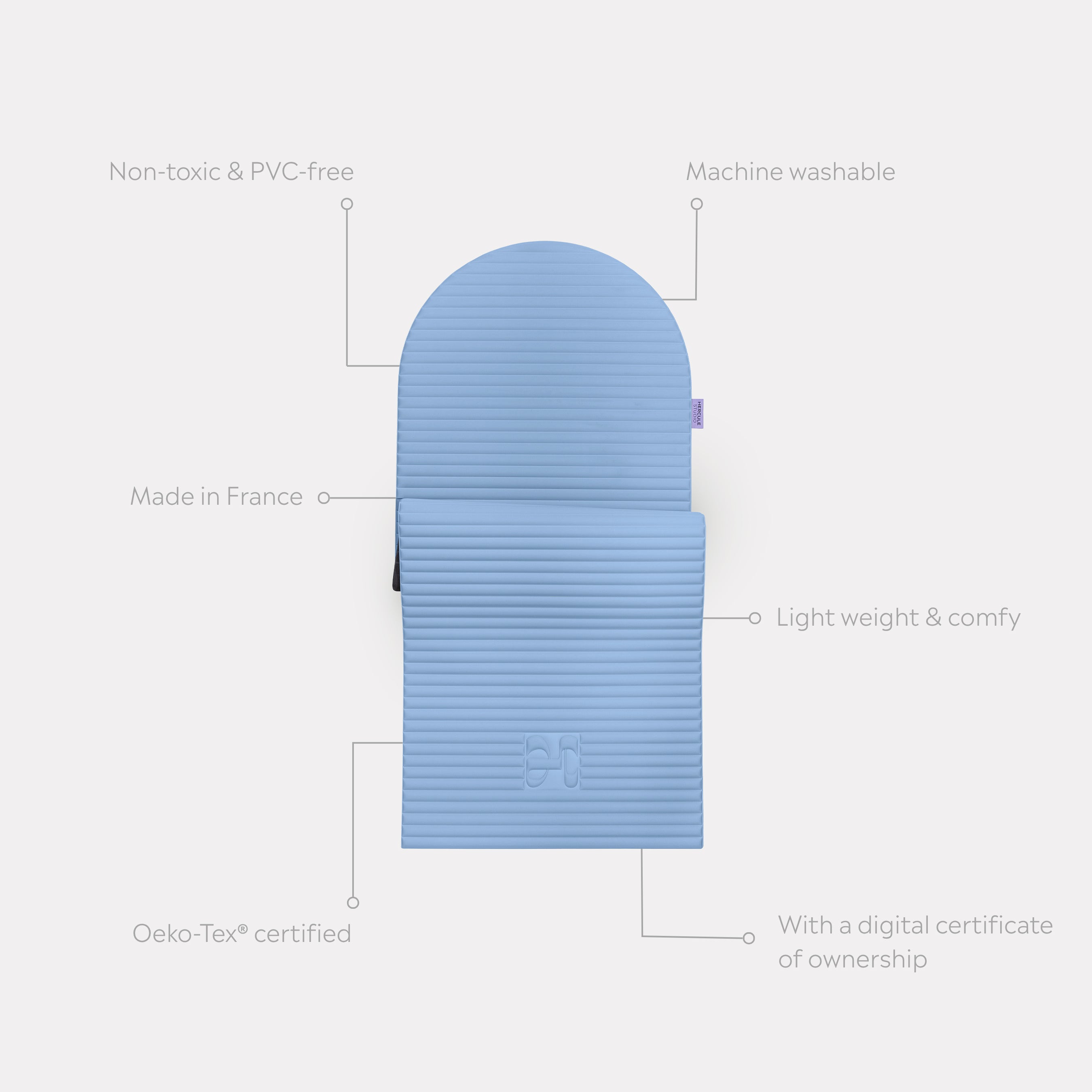 Tapis de sol pour le fitness le yoga et le pilates de la marque hercule studio modèle archy couleur blue jean packshot semi déplié avec éléments de réassurance