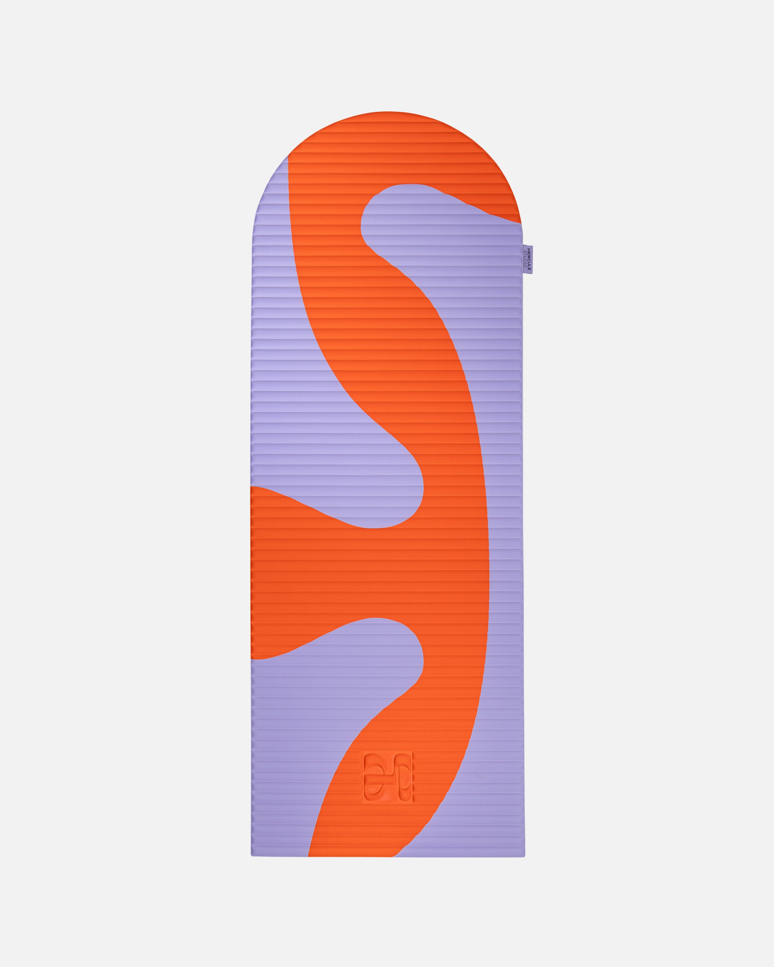 Tapis de sol pour le fitness le yoga et le pilates de la marque hercule studio modèle archy couleur imprimé axel rouge orangé packshot du tapis déplié
