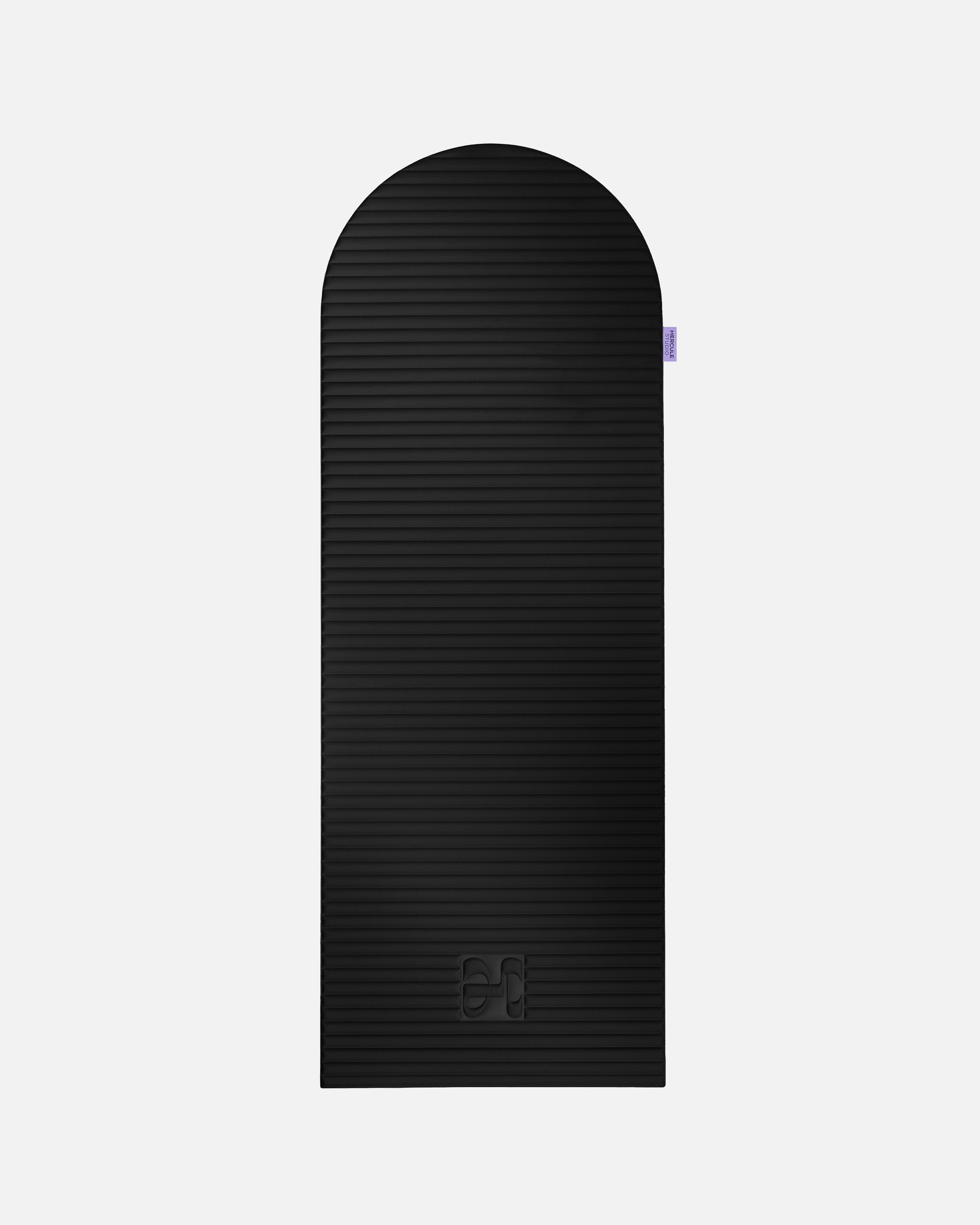 Tapis de sol pour le fitness le yoga et le pilates de la marque hercule studio modèle archy couleur outrenoir packshot déplié
