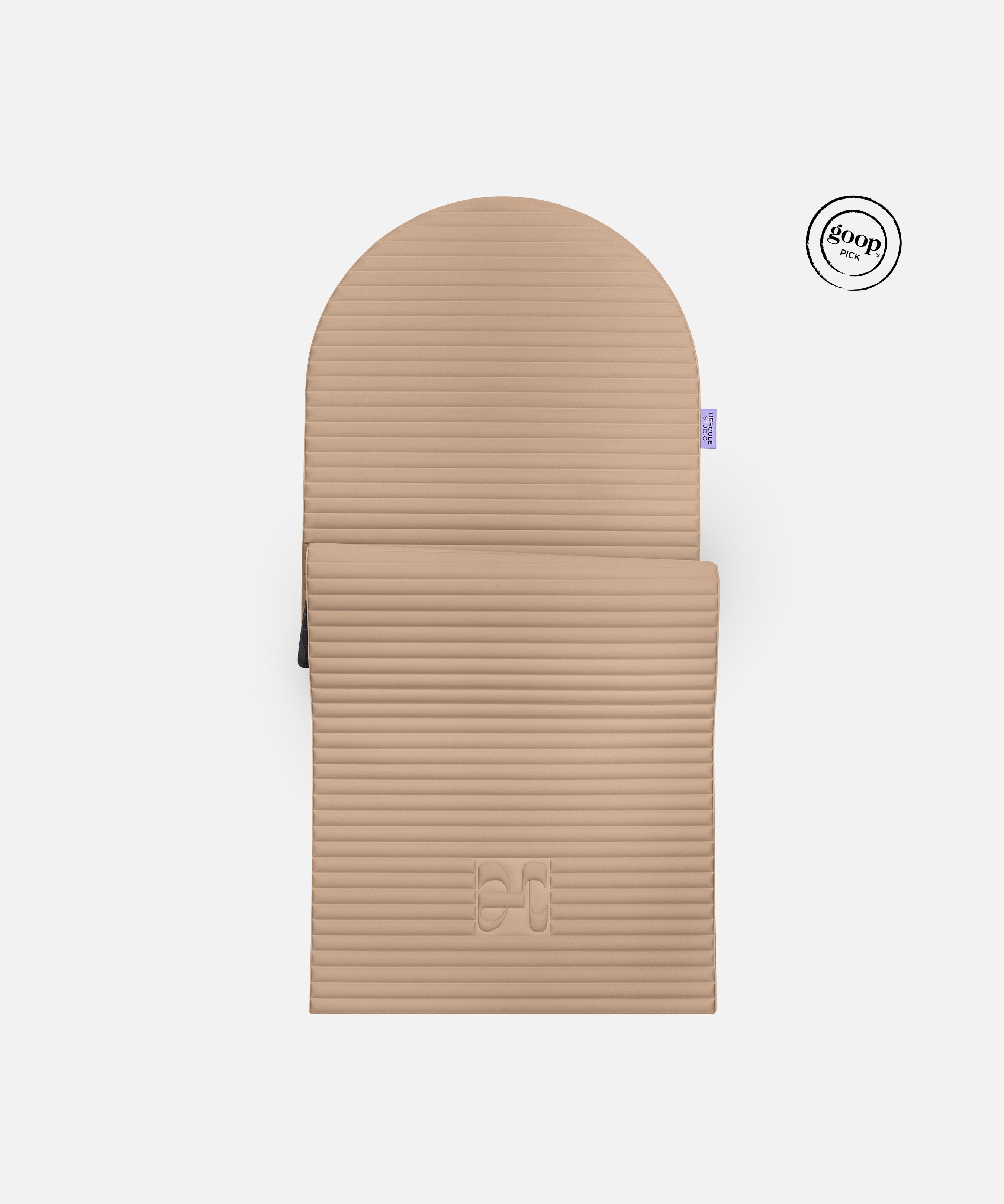 Tapis de sport en forme d’arche Hercule Studio, modèle Archy beige (dune), tapis de sol design durable Made in France pour fitness, pilates et étirements, vue semi dépliée