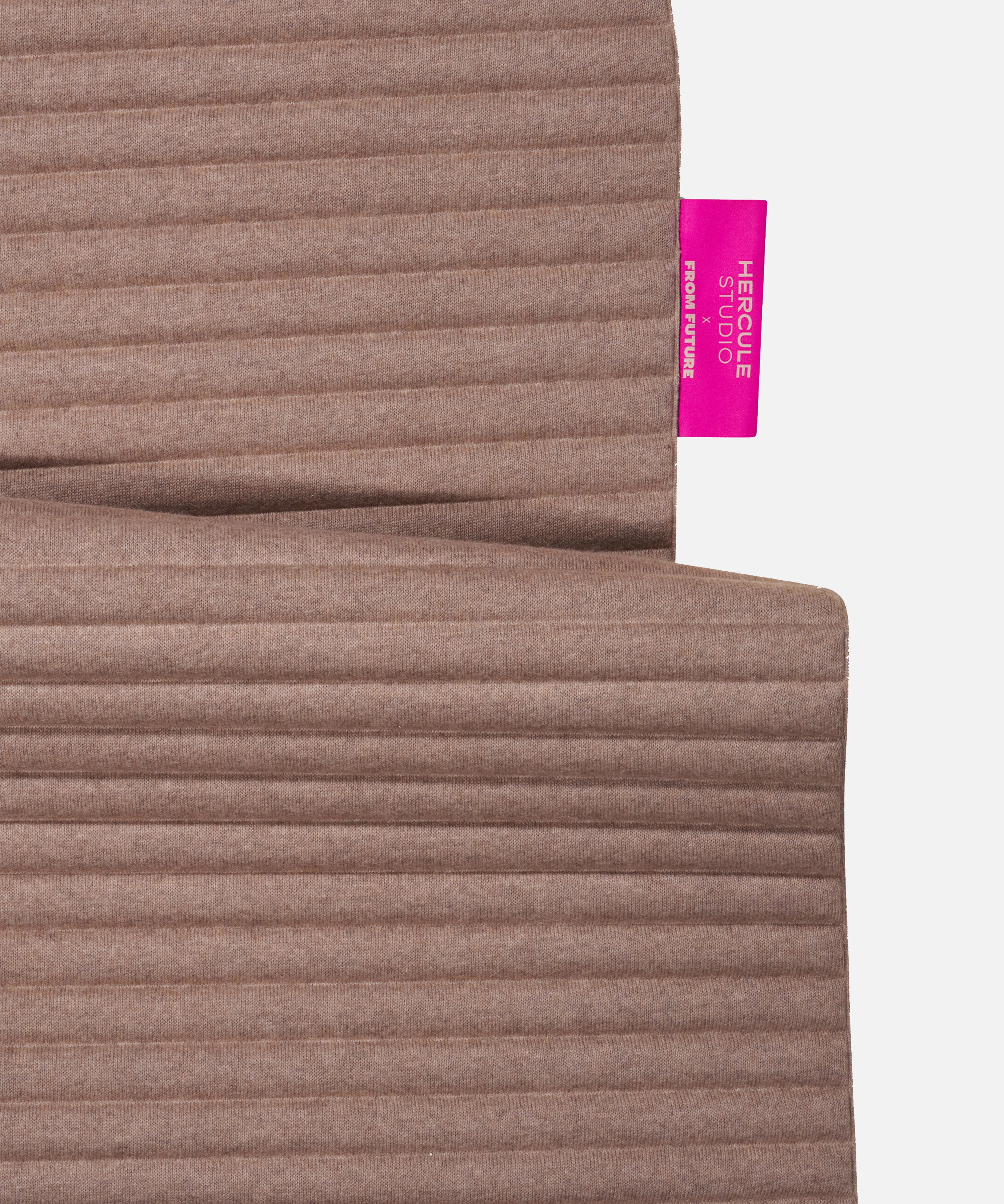 Détail étiquette personnalisée Hercule Studio x From Future sur tapis de sport en cachemire Sandy Brown, finition premium