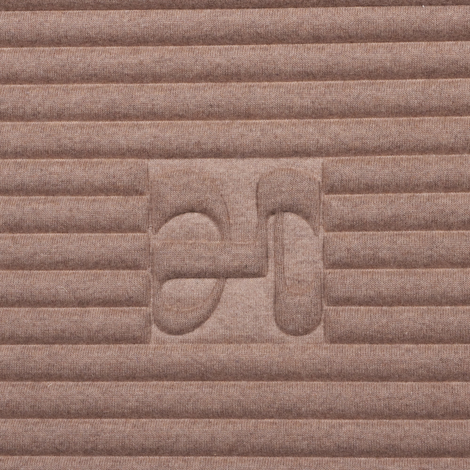 Tapis de sol pour le fitness le yoga et le pilates en cachemire de la marque hercule studio en collaboration édition limitée avec from future modèle archy couleur beige packshot zoom logo embossé
