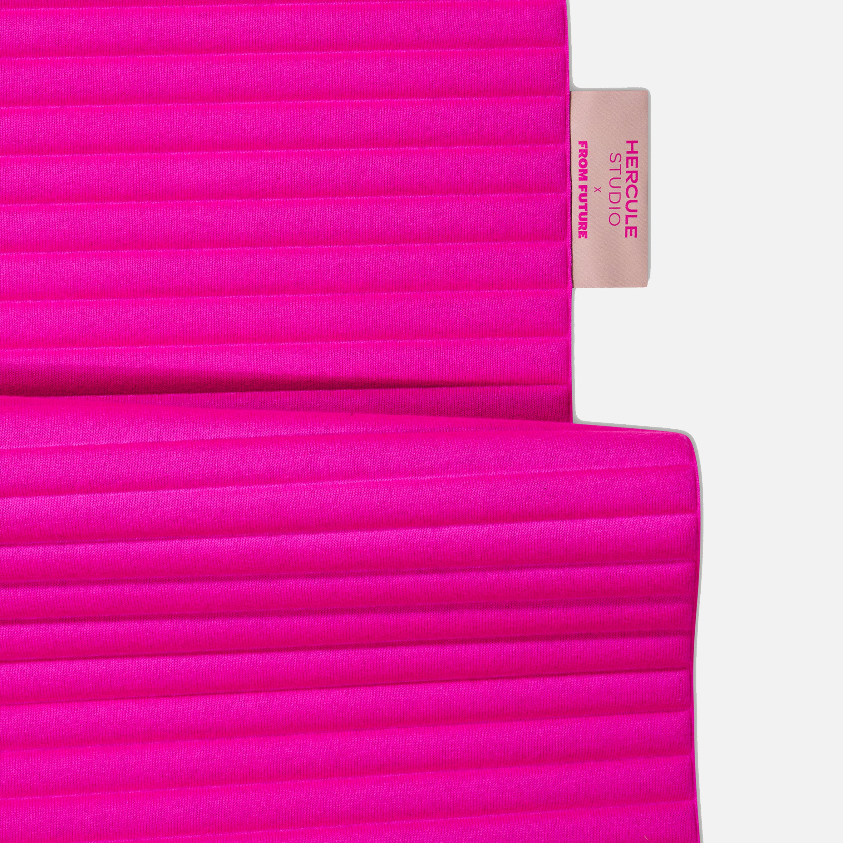 Tapis de sol pour le fitness le yoga et le pilates en cachemire de la marque hercule studio en collaboration édition limitée avec from future modèle archy couleur rose packshot zoom étiquette