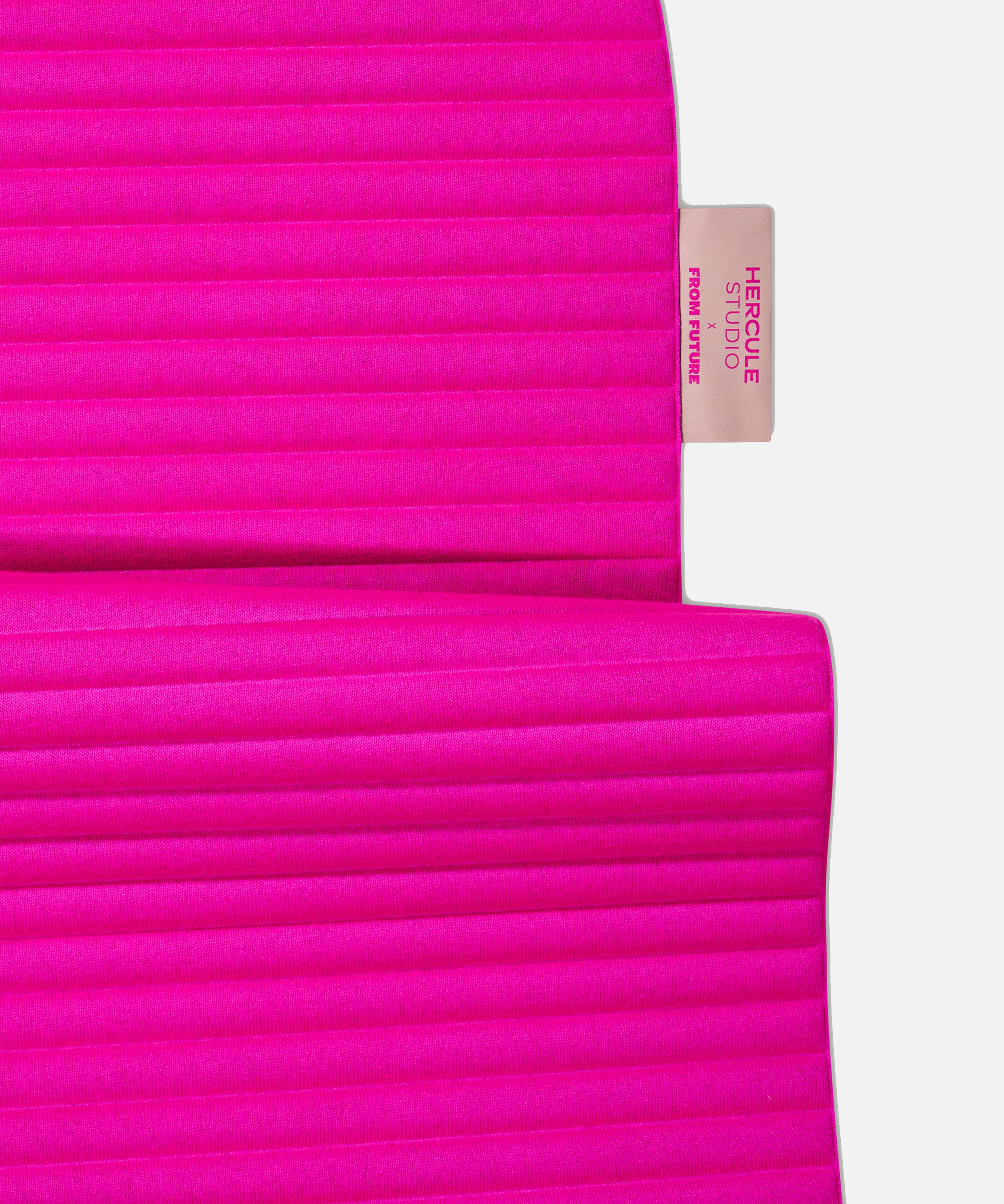 Détail étiquette personnalisée Hercule Studio x From Future sur tapis de sport en cachemire Candy Pink, finition premium