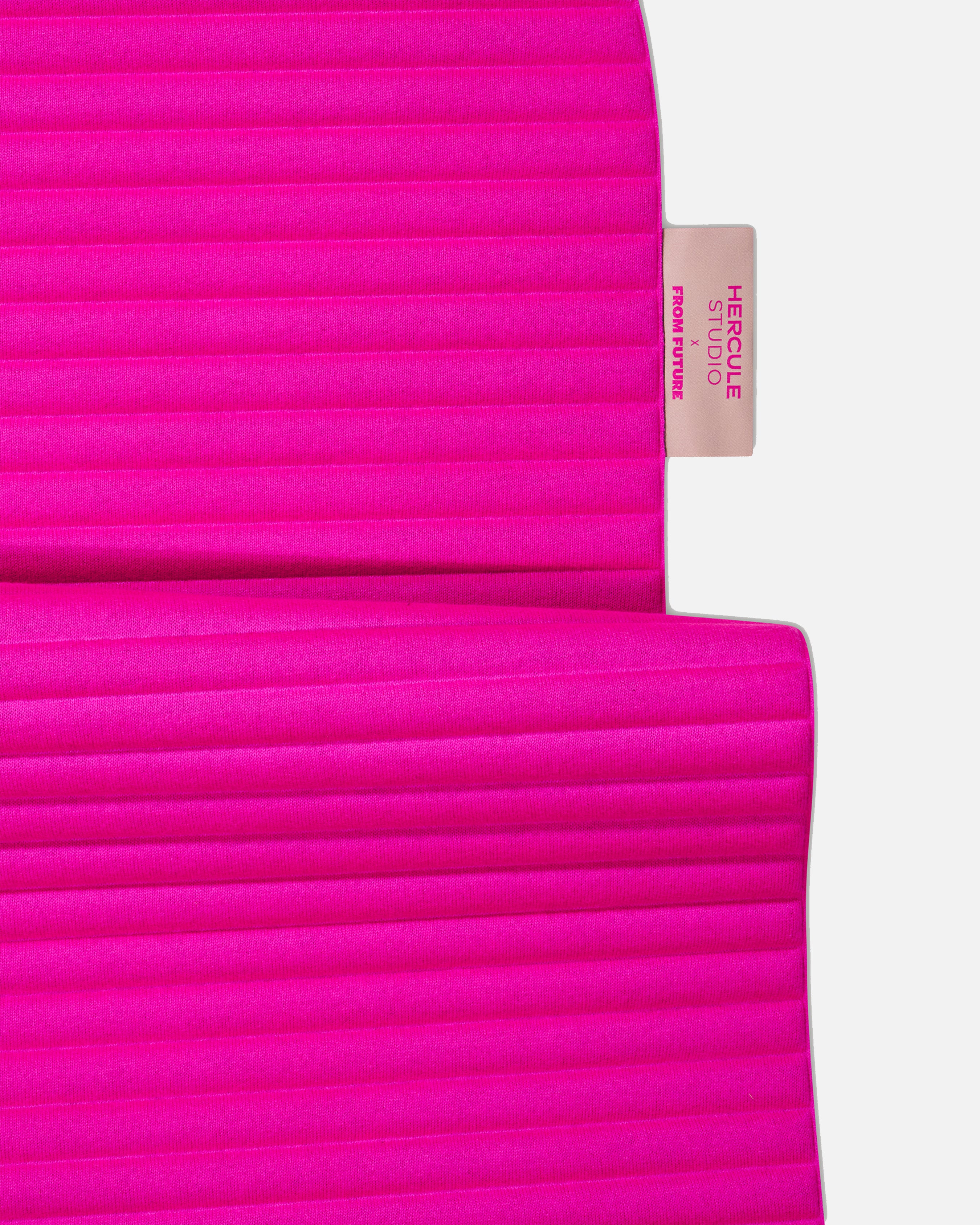Tapis de sol pour le fitness le yoga et le pilates en cachemire de la marque hercule studio en collaboration édition limitée avec from future modèle archy couleur rose packshot zoom étiquette