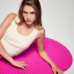 Tapis de sol pour le fitness le yoga et le pilates en cachemire de la marque hercule studio en collaboration édition limitée avec from future modèle archy couleur candy pink photo lifestyle avec mannequin