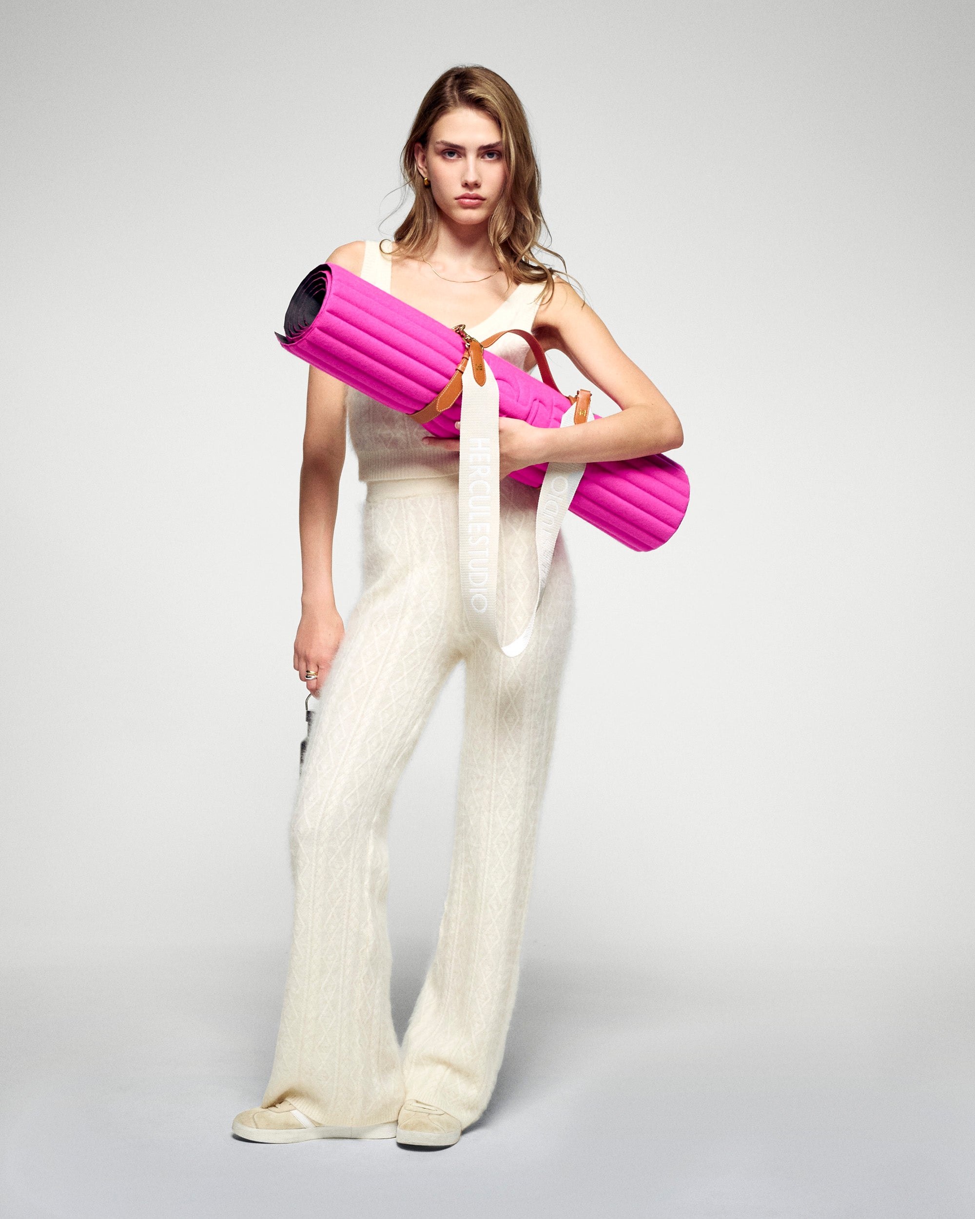 Tapis de sol pour le fitness le yoga et le pilates en cachemire de la marque hercule studio en collaboration édition limitée avec from future modèle archy couleur candy pink photo lifestyle avec mannequin et sangle de transport soca